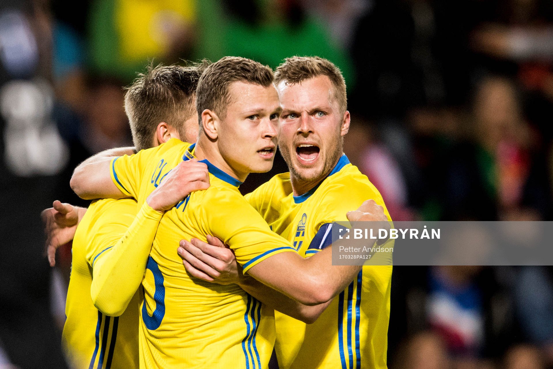 Sveriges Sebastian Larsson jublar med Viktor Claesson som
