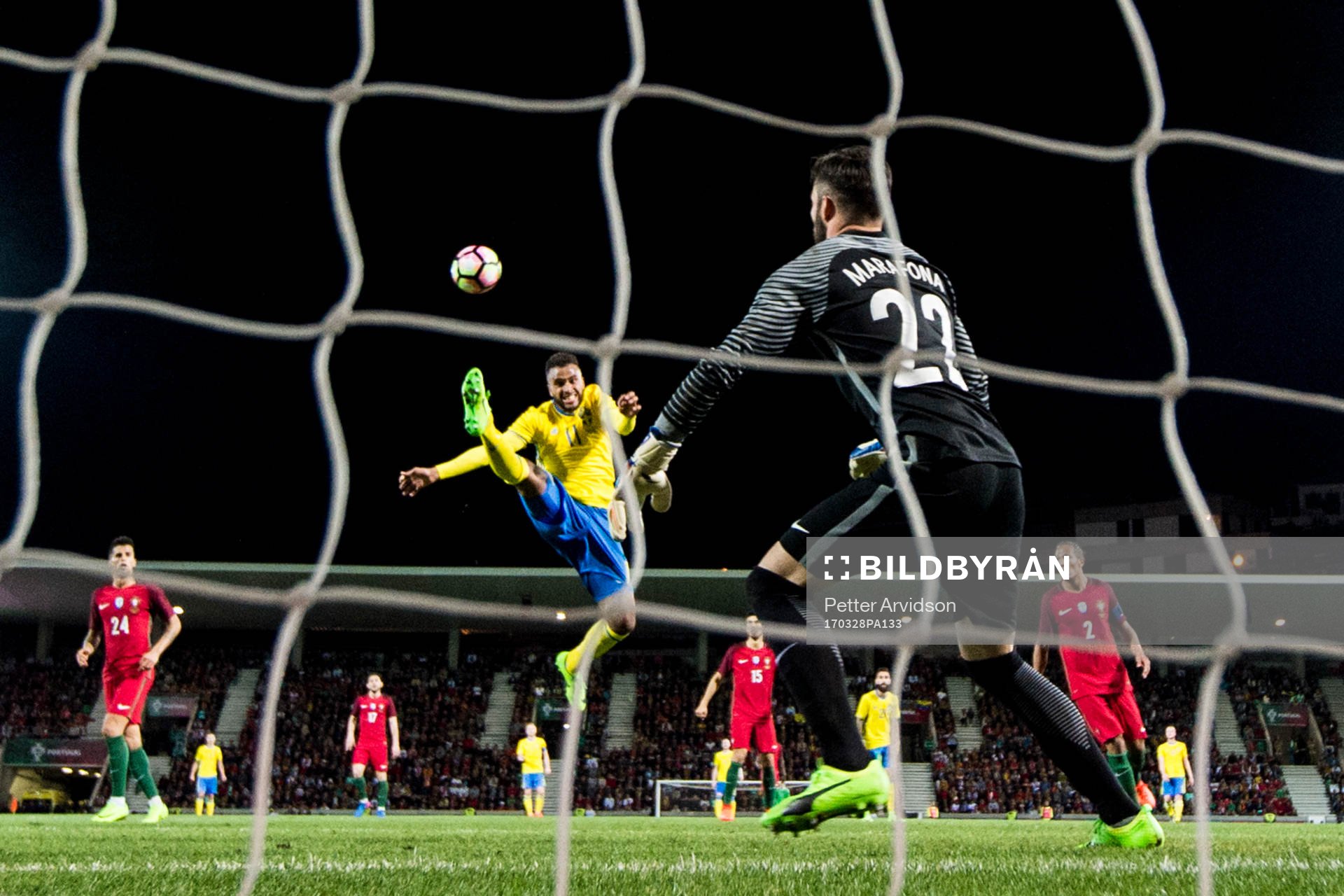 Sveriges Isaac Kiese Thelin oroar vid Portugals målvakt