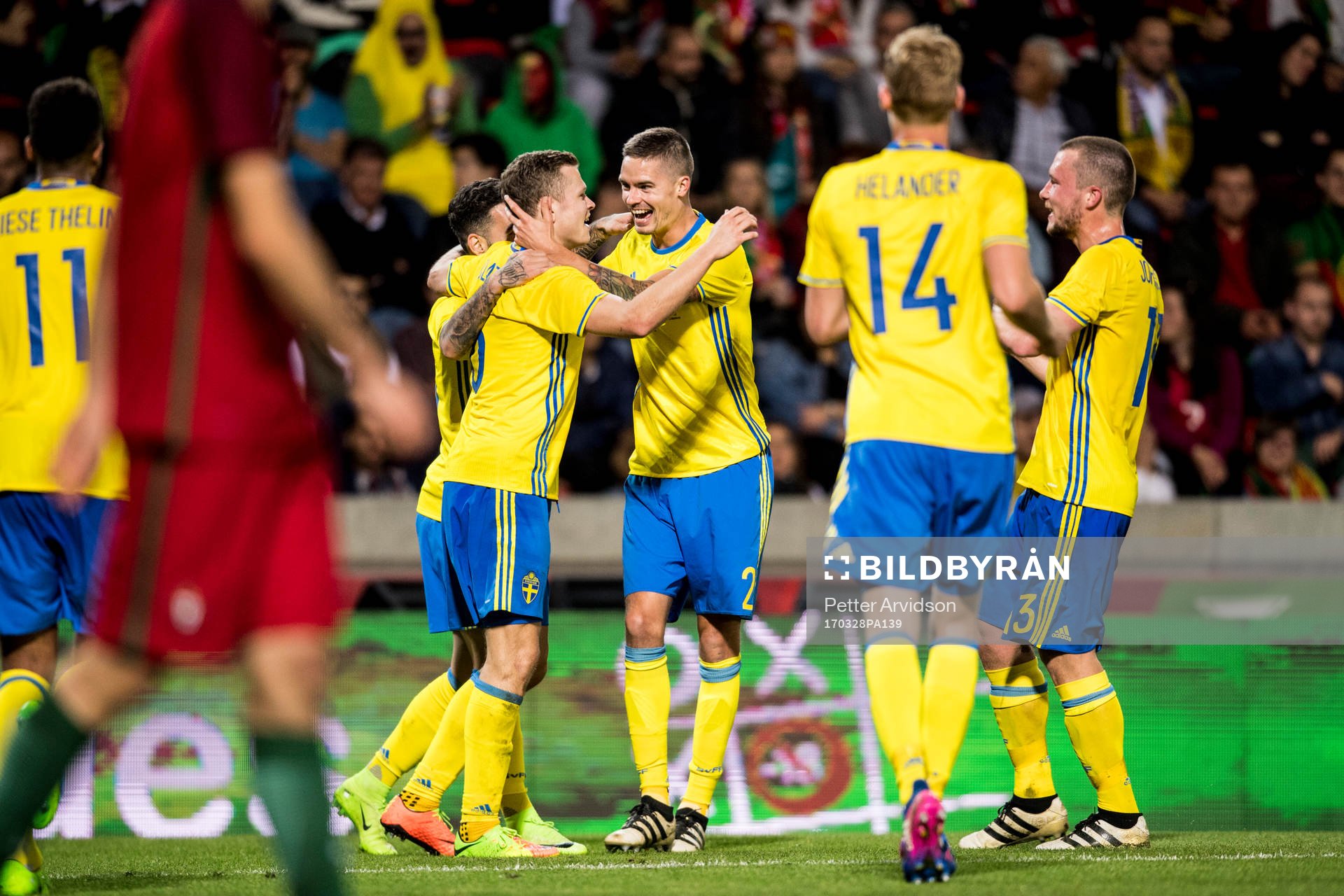 Sveriges Mikael Lustig jublar med Viktor Claesson som gjort