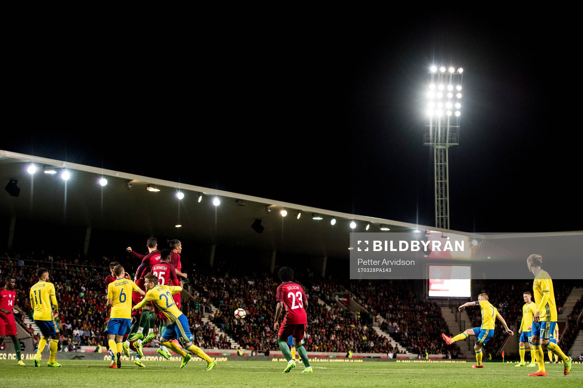 Sveriges Sebastian Larsson slår en frispark