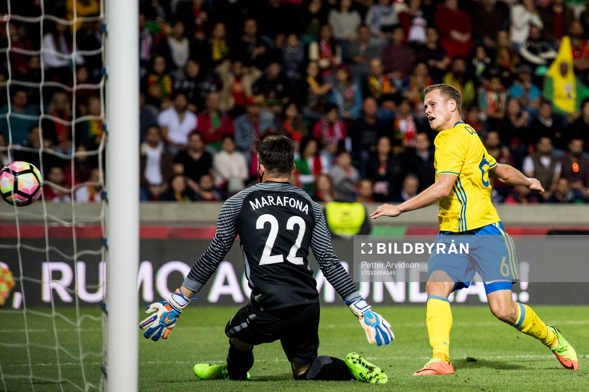 Sveriges Viktor Claesson gör 2-1 bakom Portugals målvakt