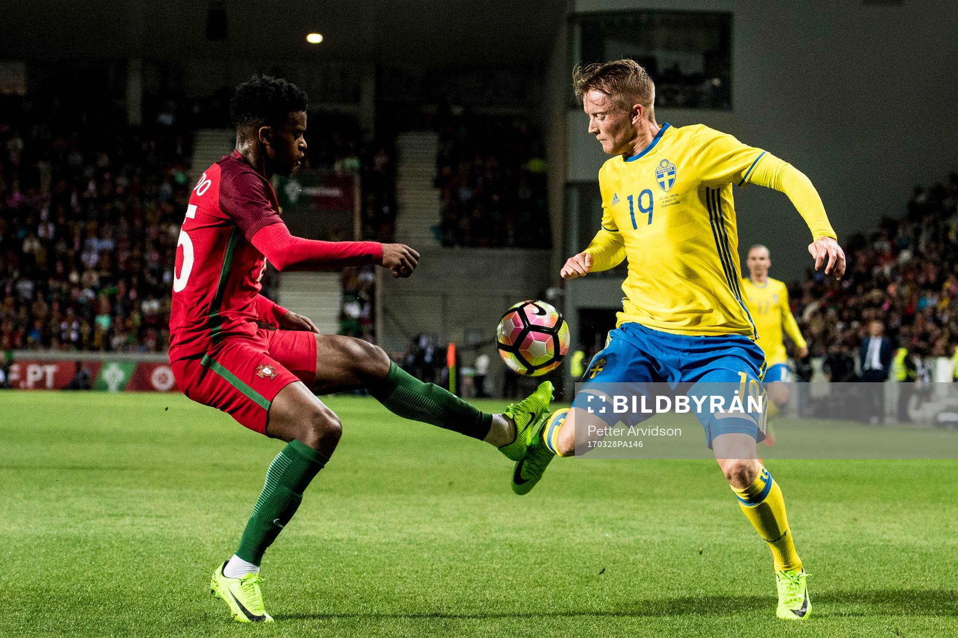 Sveriges Sam Larsson och Portugals Nelson Semedo