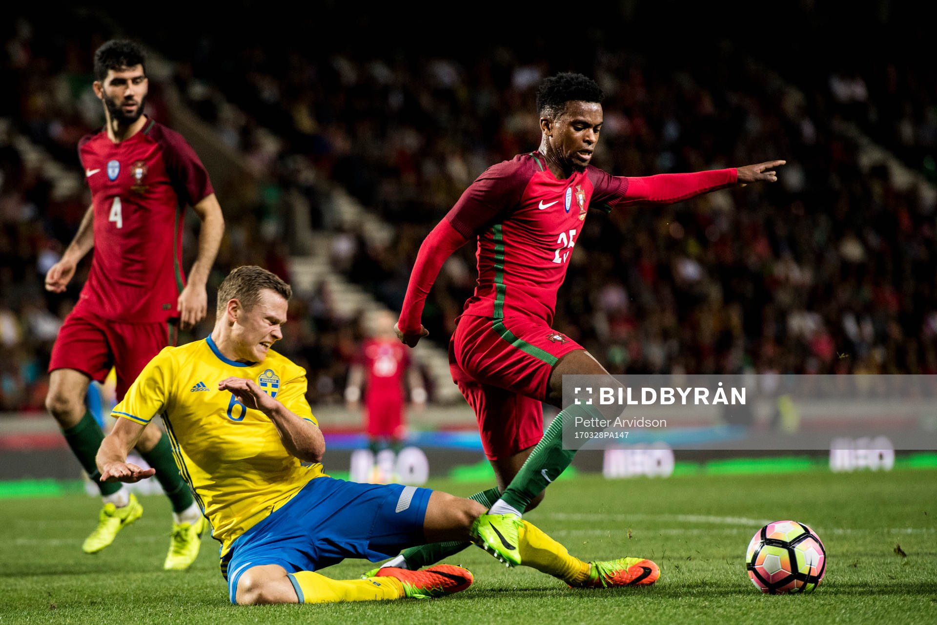 Sveriges Viktor Claesson faller