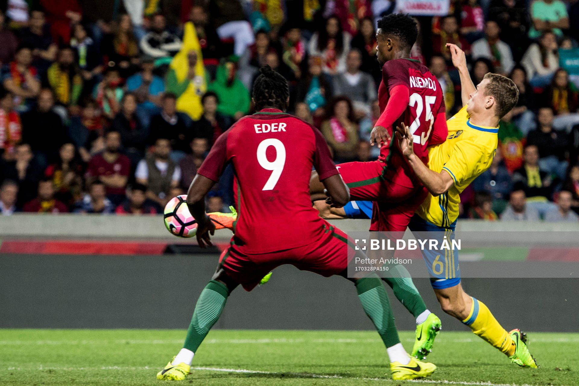 Sveriges Viktor Claesson gör 2-2