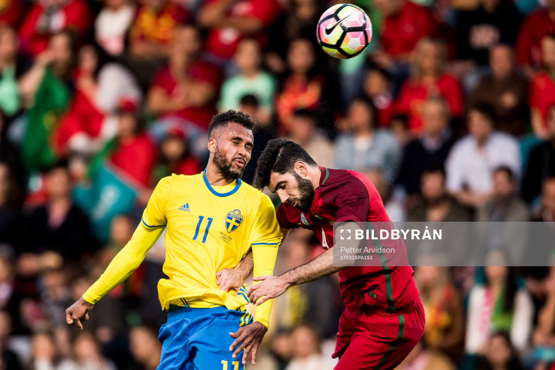 Sveriges Isaac Kiese Thelin och Portugals Luis Neto