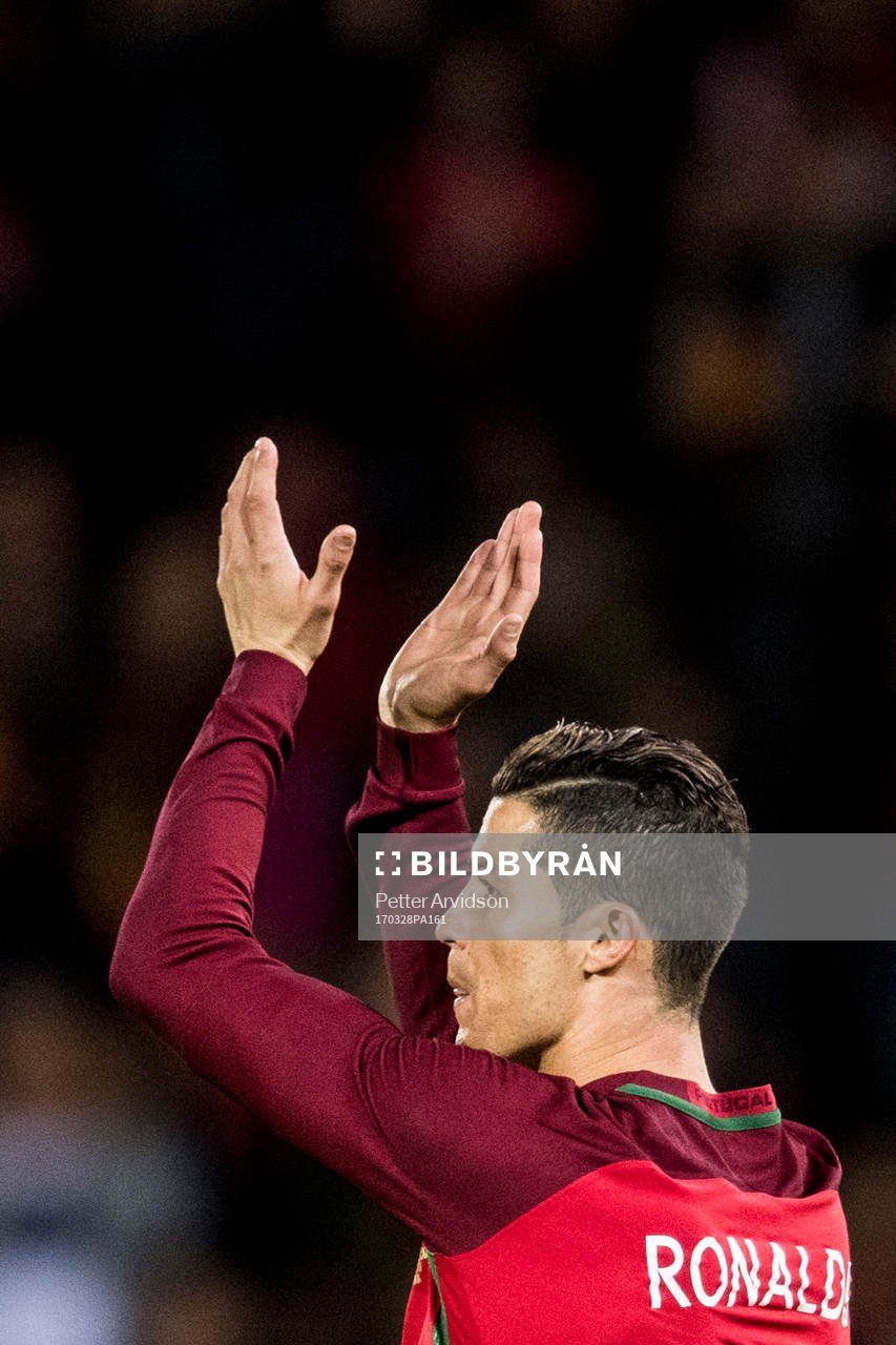 Portugals Cristiano Ronaldo tackar publiken när han byts ut