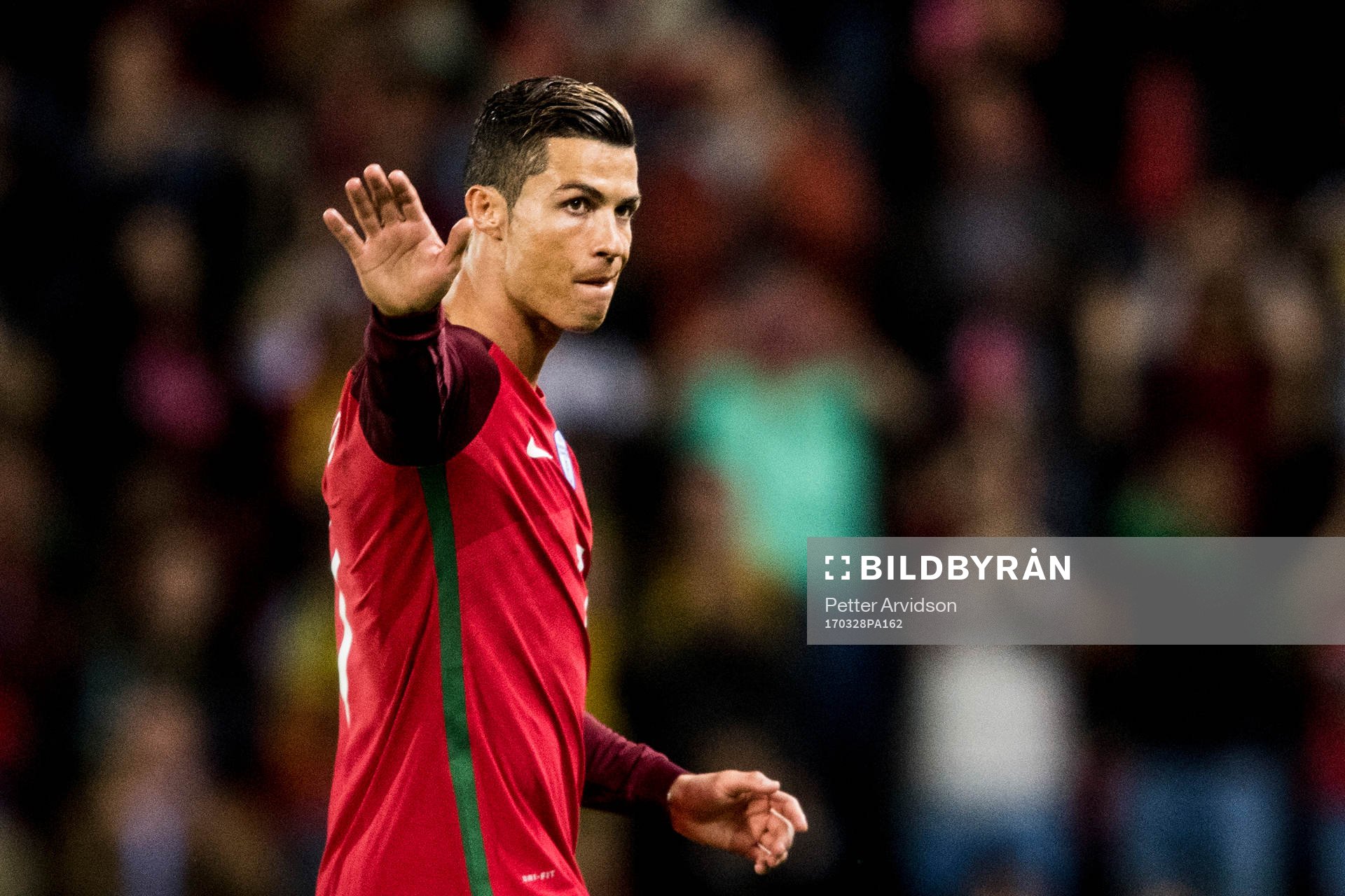 Portugals Cristiano Ronaldo tackar publiken när han byts ut