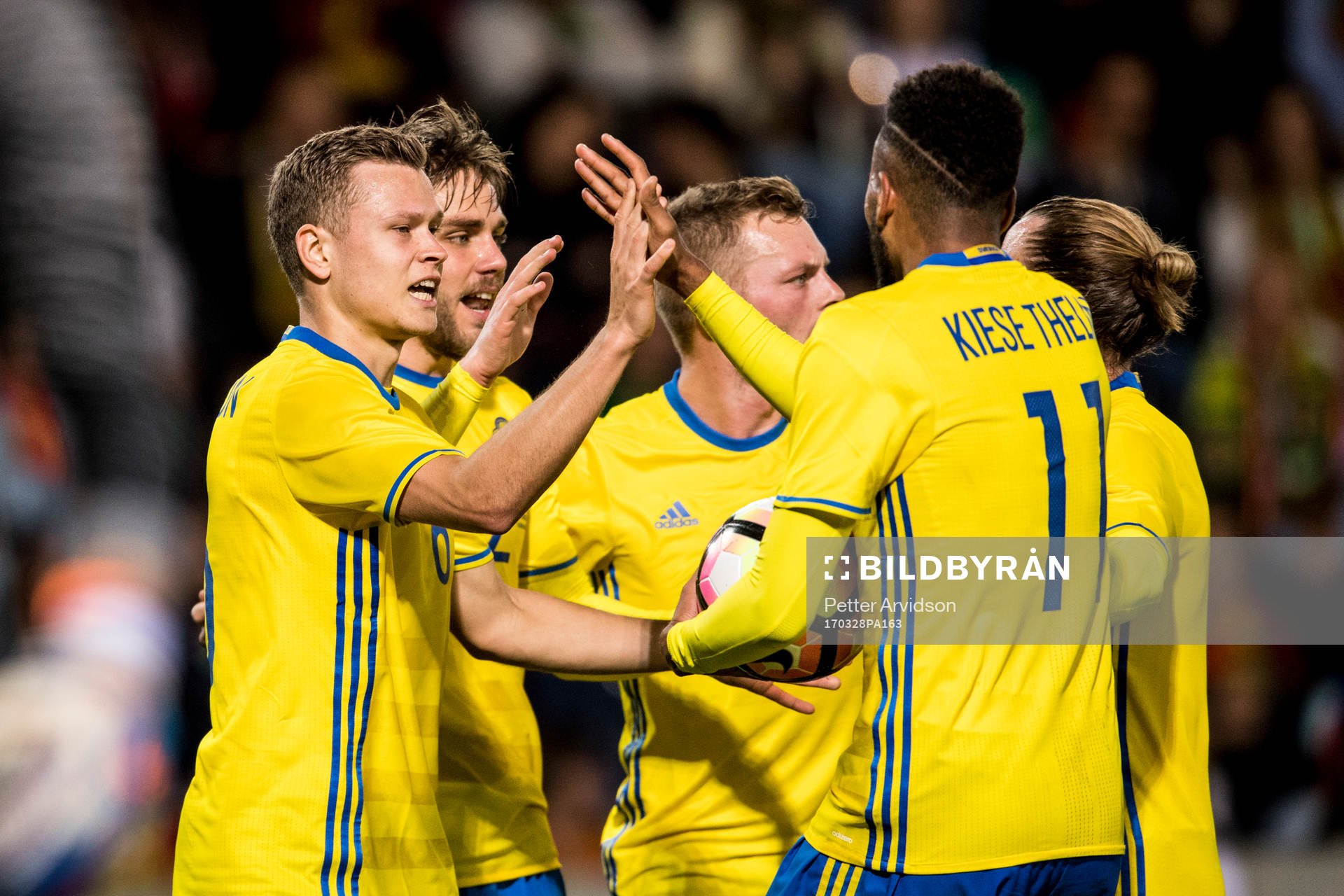 Sveriges Viktor Claesson jublar med Isaac Kiese Thelin,