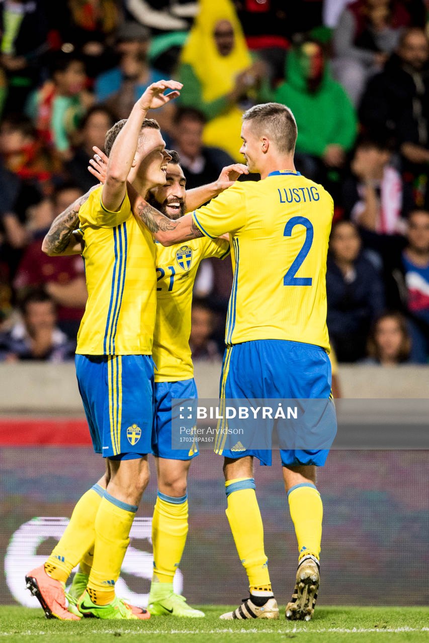Sveriges Viktor Claesson jublar med Jimmy Durmaz och Mikael
