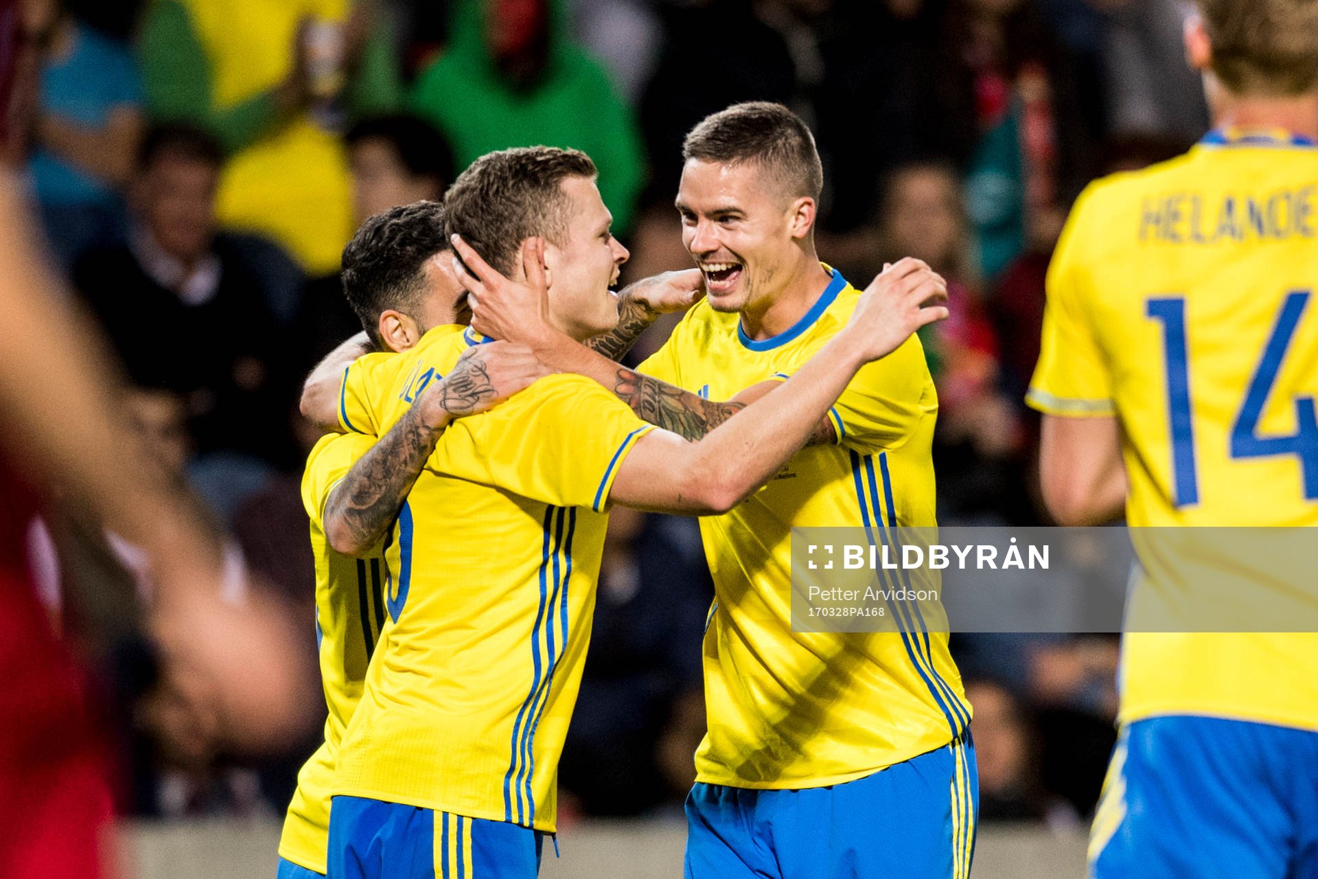 Sveriges Mikael Lustig jublar med Viktor Claesson som gjort