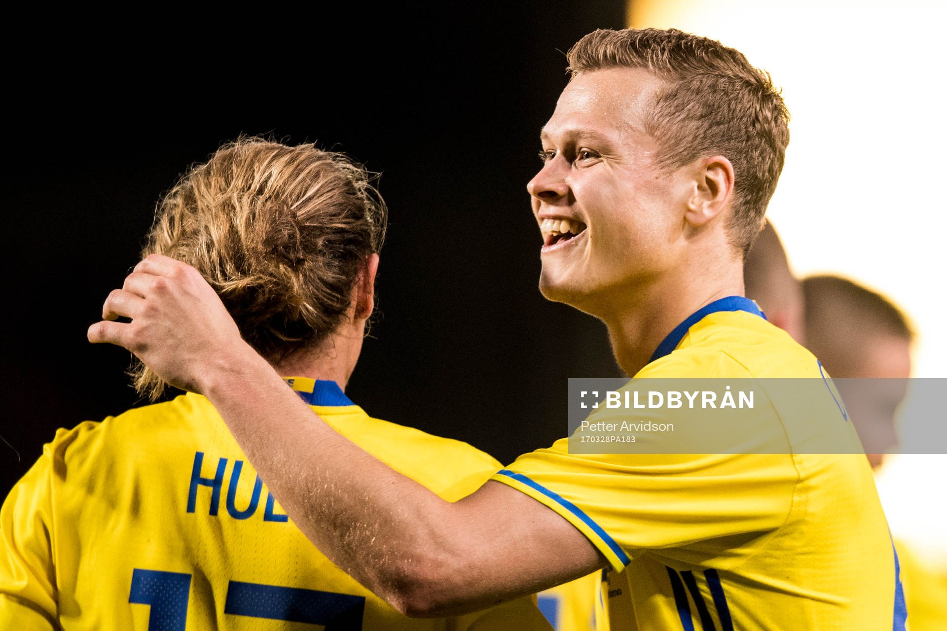Sveriges Viktor Claesson jublar med Niklas Hult