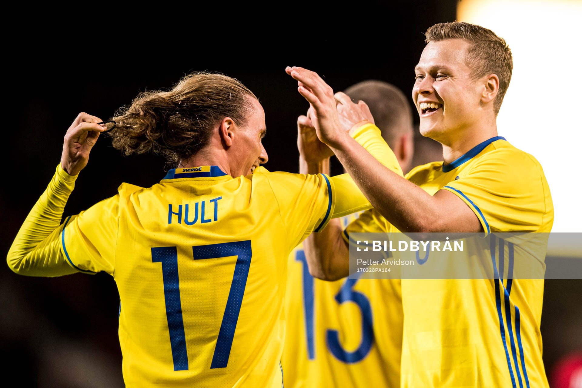 Sveriges Viktor Claesson jublar med Niklas Hult