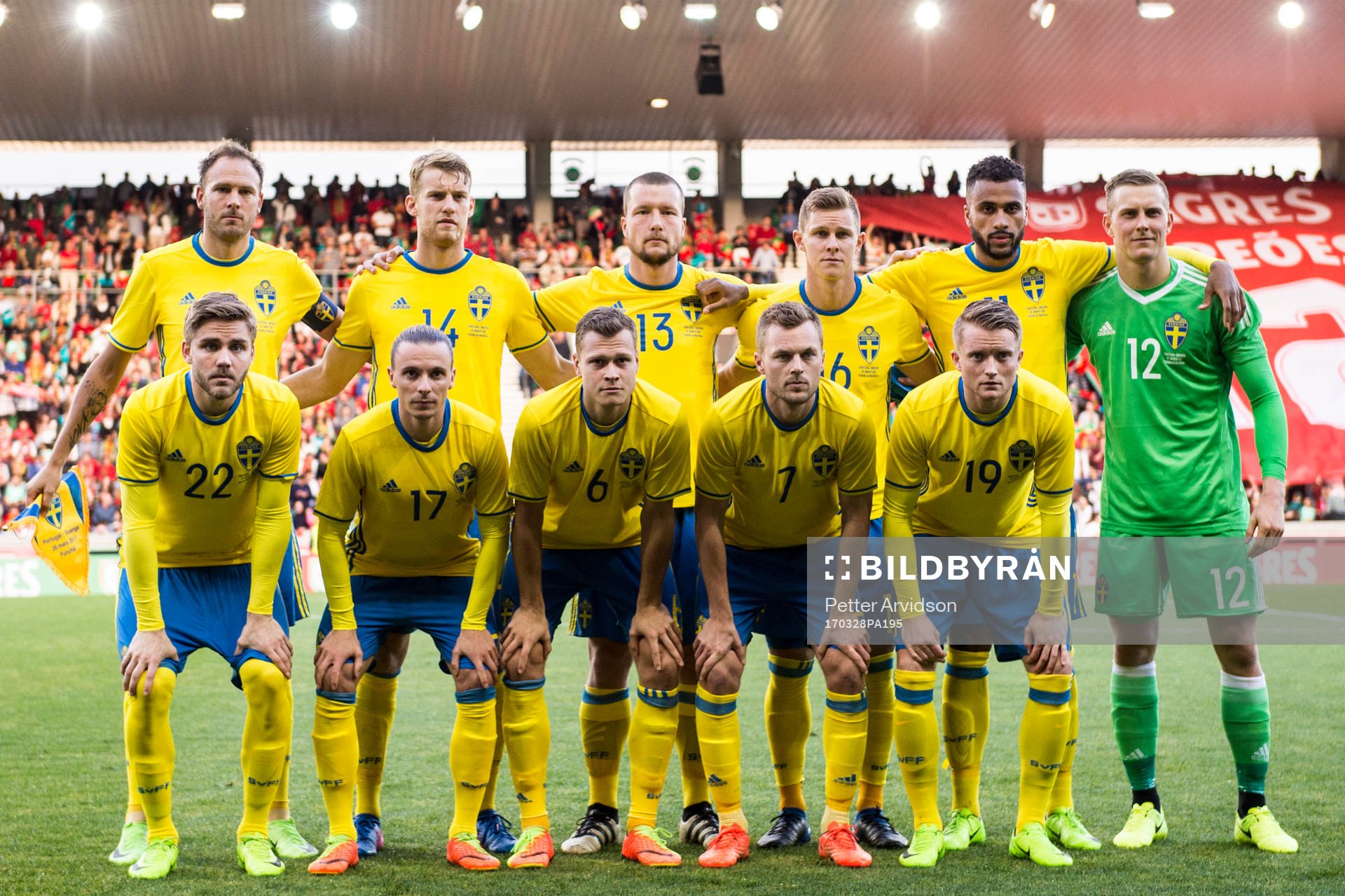 Sveriges startelva ställer upp för en lagbild, övre raden från vänster, Andreas Granqvist, Filip Helander, Jakob Johansson, Emil Krafth, Isaac Kiese Thelin och målvakt Karl-Johan Johnsson. Nedre raden från vänster, Christoffer Nyman, Niklas Hult, Viktor Claesson, Sebastian Larsson och Sam Larsson inför en träningsmatch i fotboll mellan Portugal och Sverige den 28 mars 2017 i Madeira.