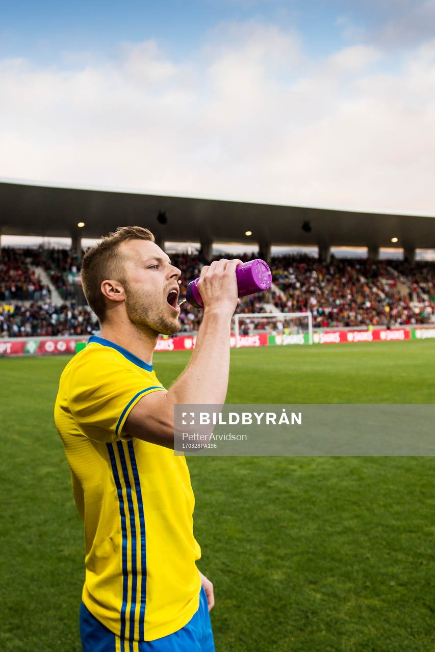 Sveriges Sebastian Larsson dricker