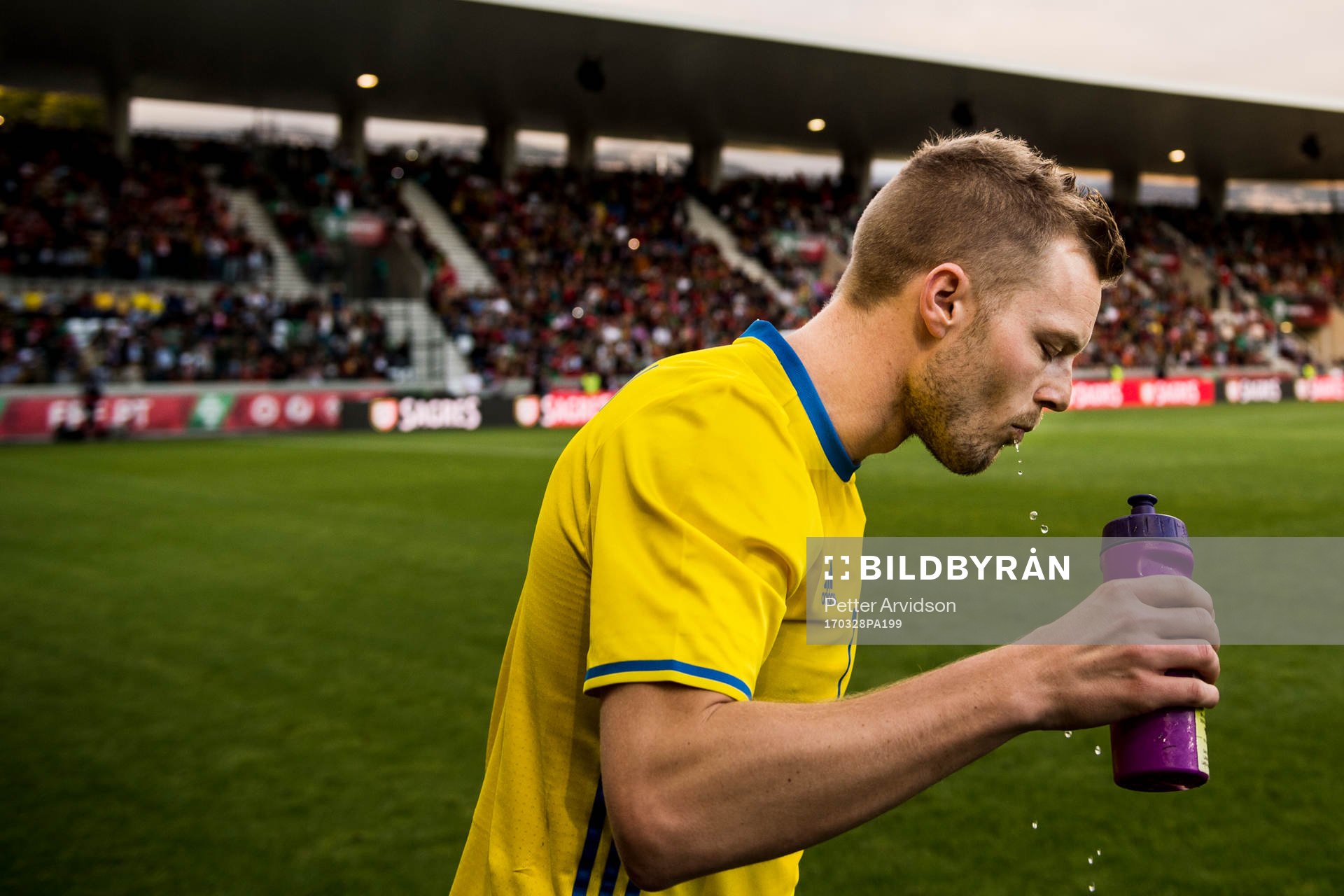 Sveriges Sebastian Larsson dricker