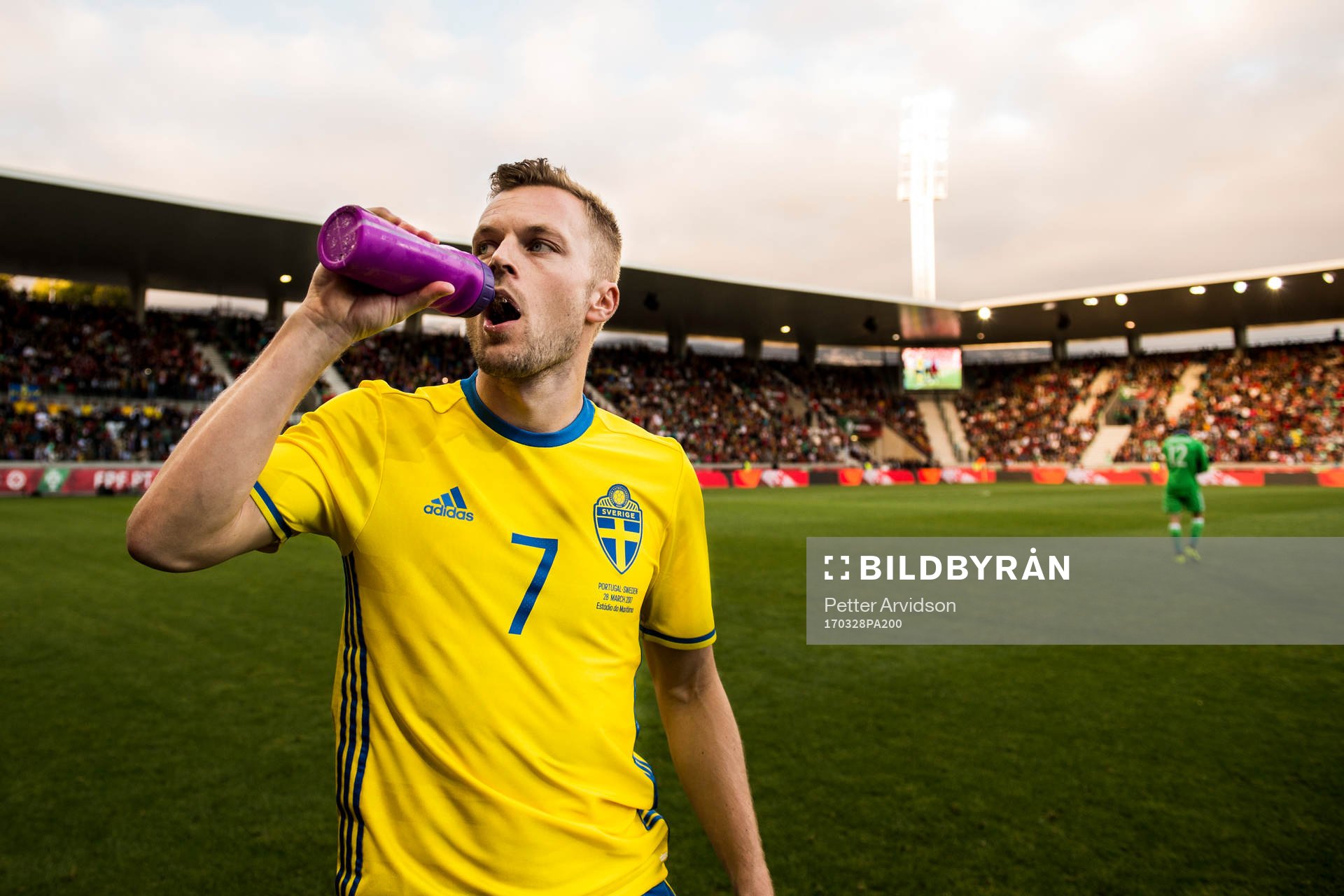 Sveriges Sebastian Larsson dricker