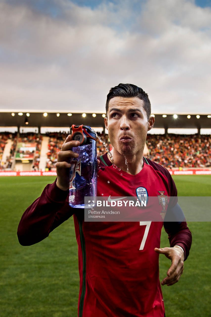 Portugals Cristiano Ronaldo dricker vatten
