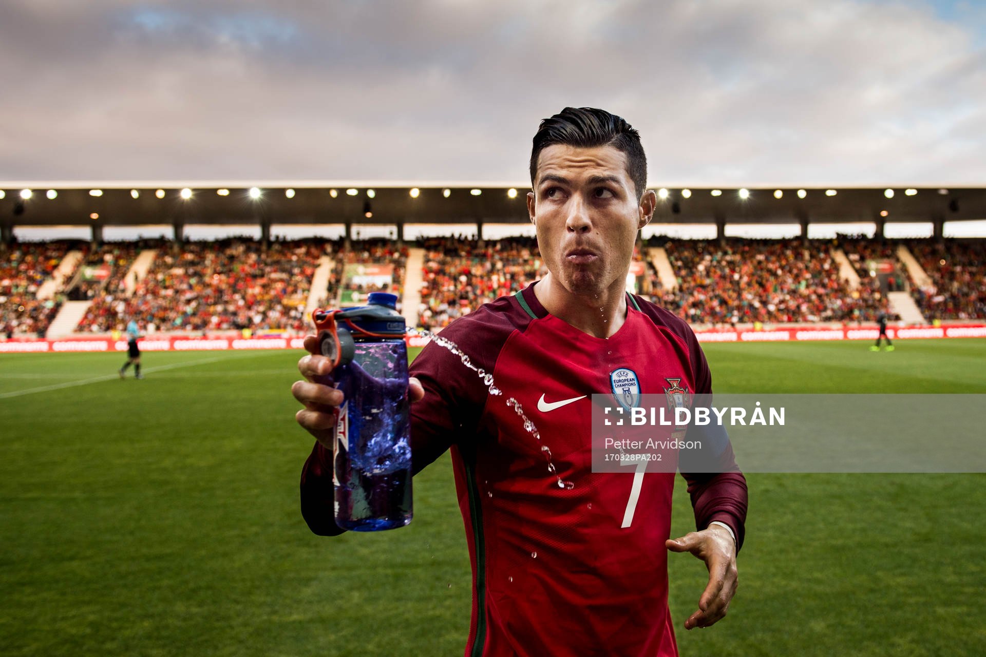 Portugals Cristiano Ronaldo dricker vatten