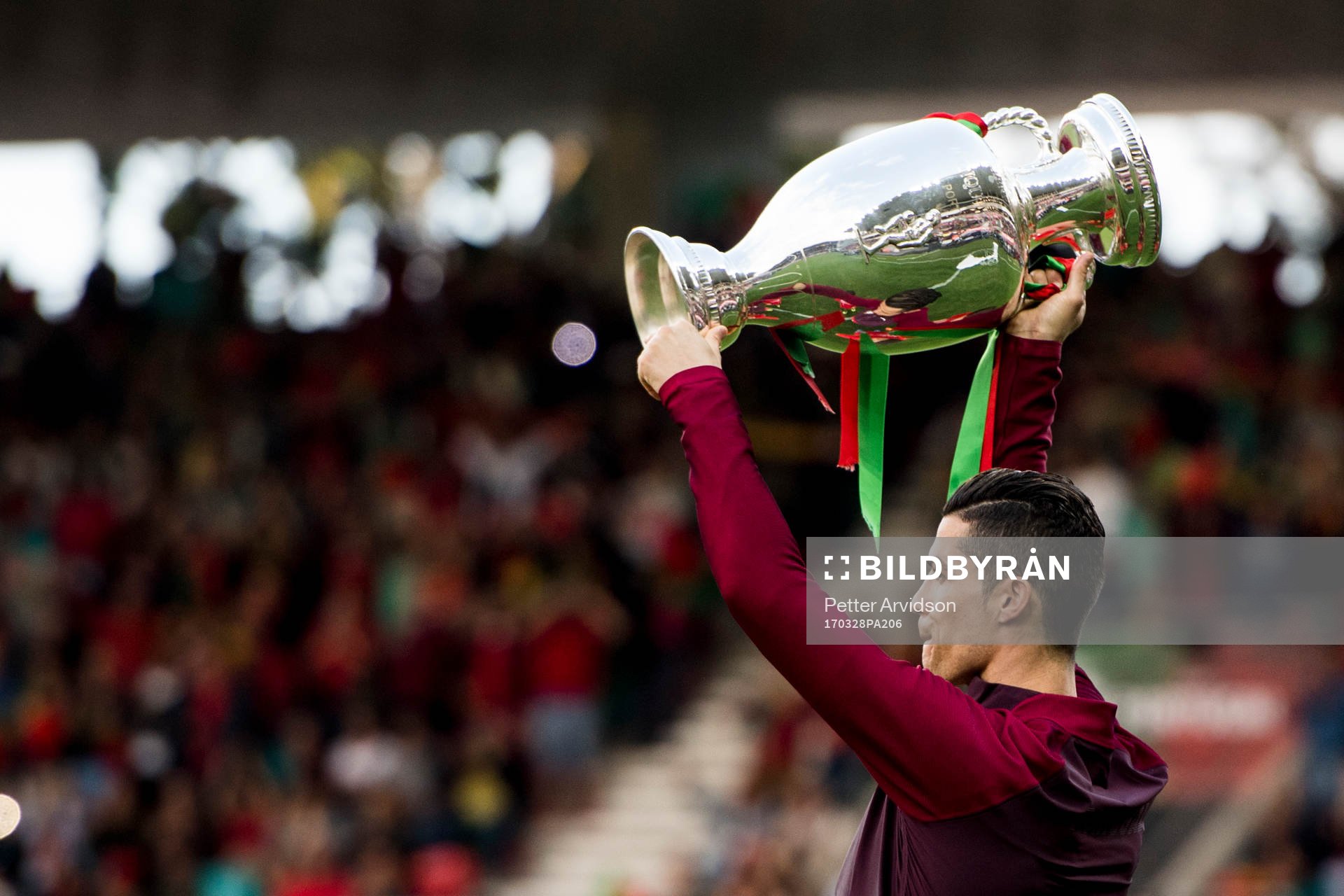 Portugals Cristiano Ronaldo visar upp EM-pokalen