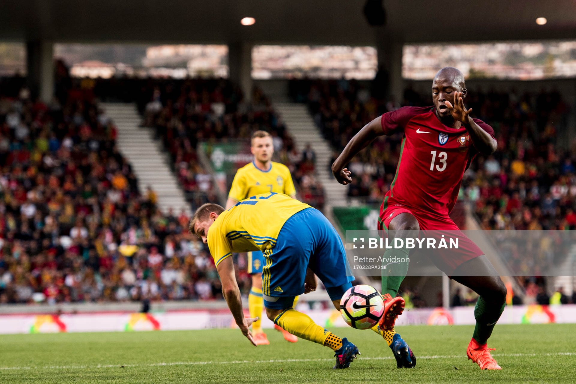 Portugals Danilo Pereira och Sveriges Emil Krafth