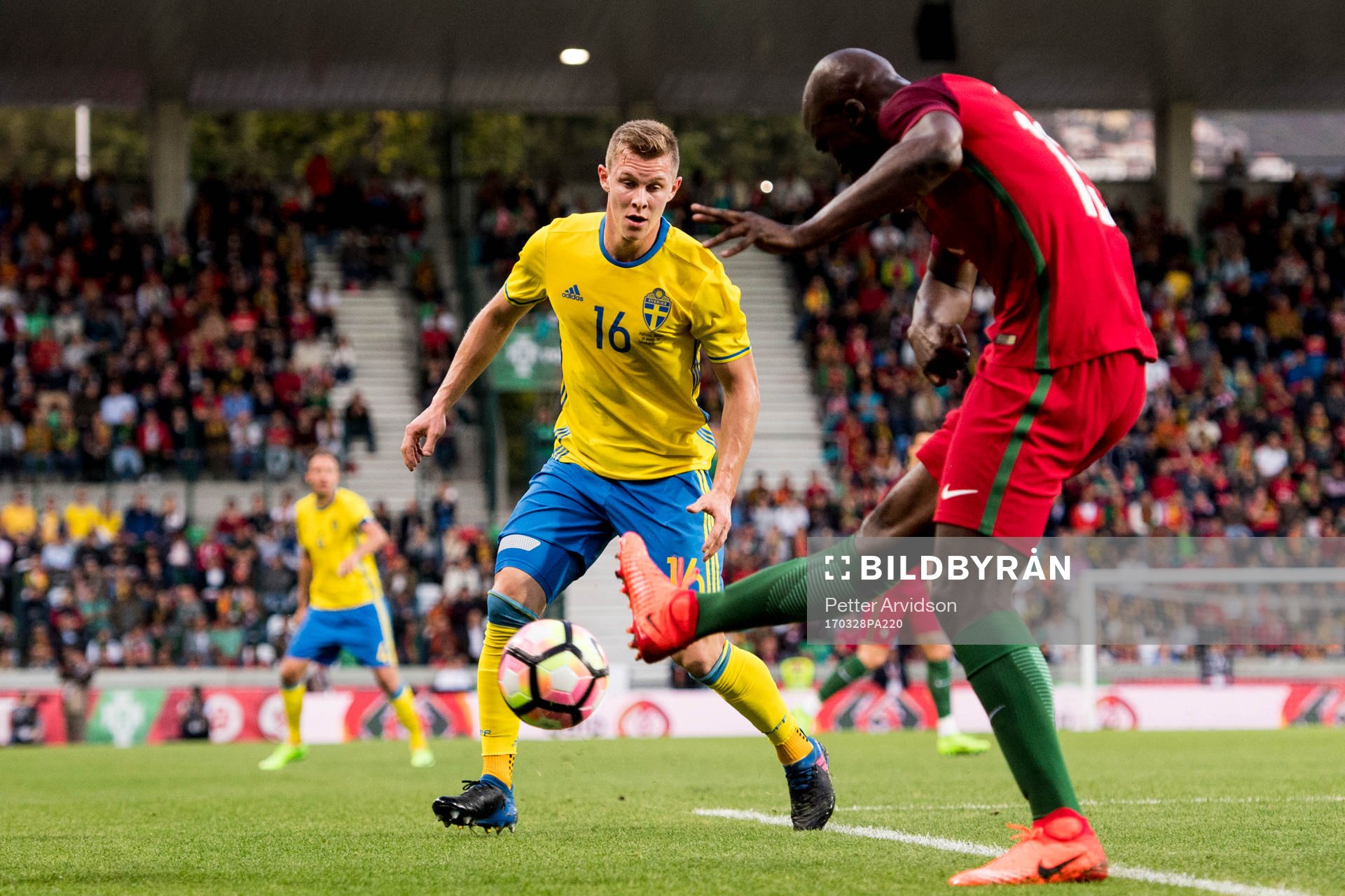 Sveriges Emil Krafth och Portugals Danilo Pereira