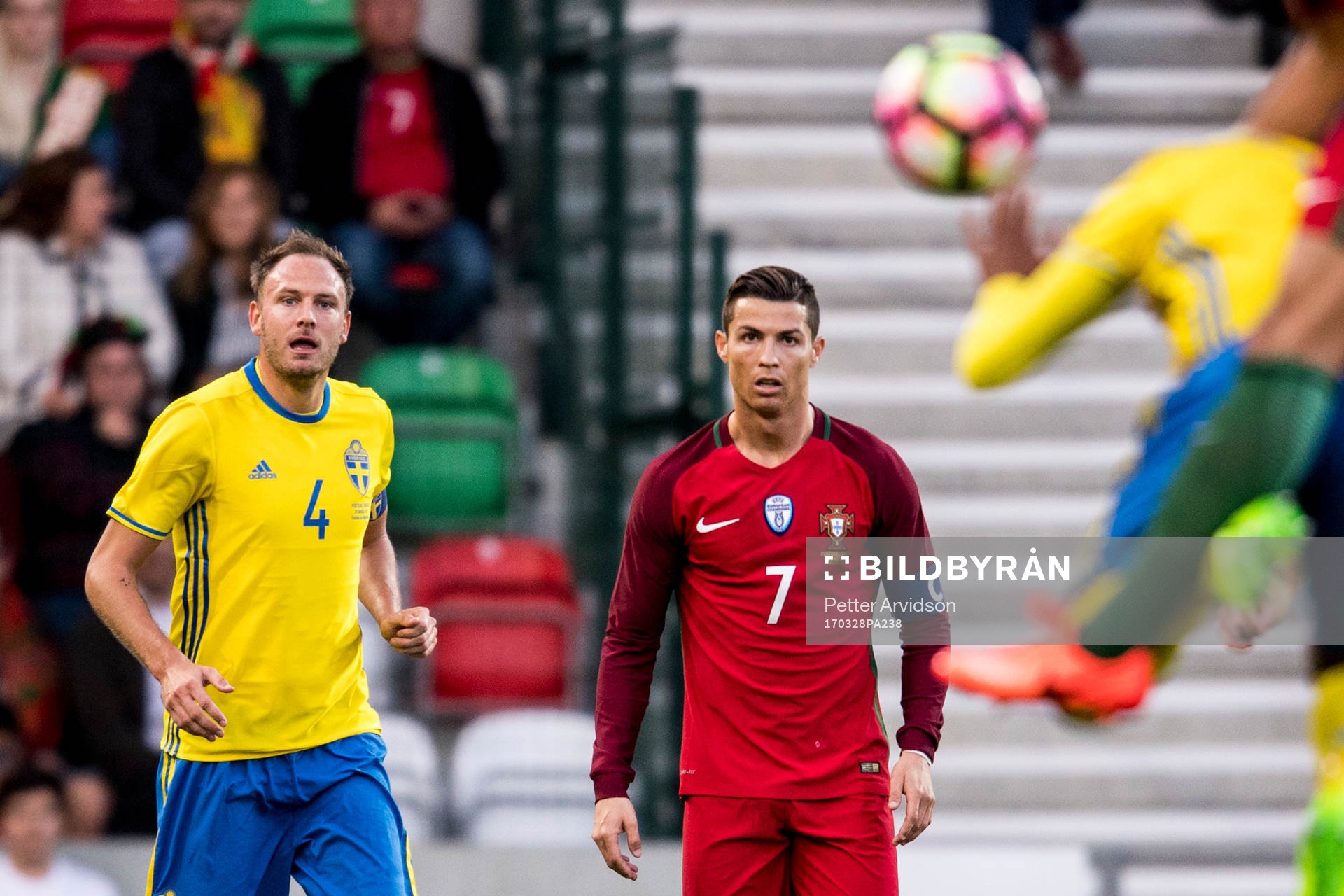Sveriges Andreas Granqvist och Portugals Cristiano Ronaldo