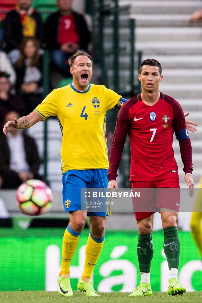 Sveriges Andreas Granqvist och Portugals Cristiano Ronaldo