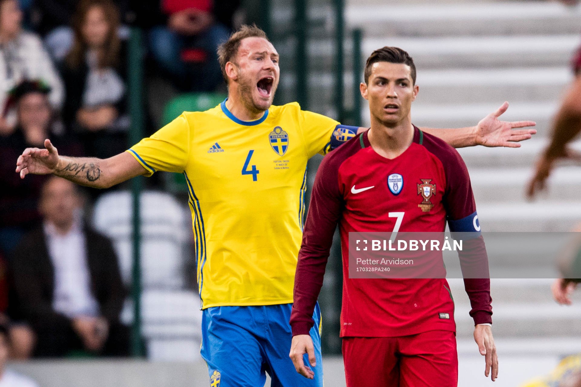 Sveriges Andreas Granqvist och Portugals Cristiano Ronaldo