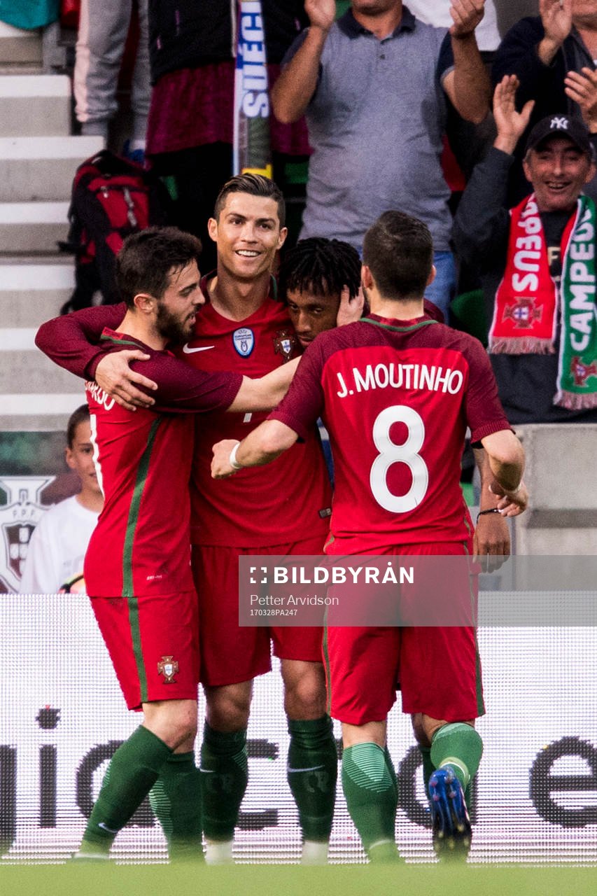 Portugals Cristiano Ronaldo jublar efter sitt 1-0 mål under en träningsmatch i fotboll mellan Portugal och Sverige den 28 mars 2017 i Madeira.