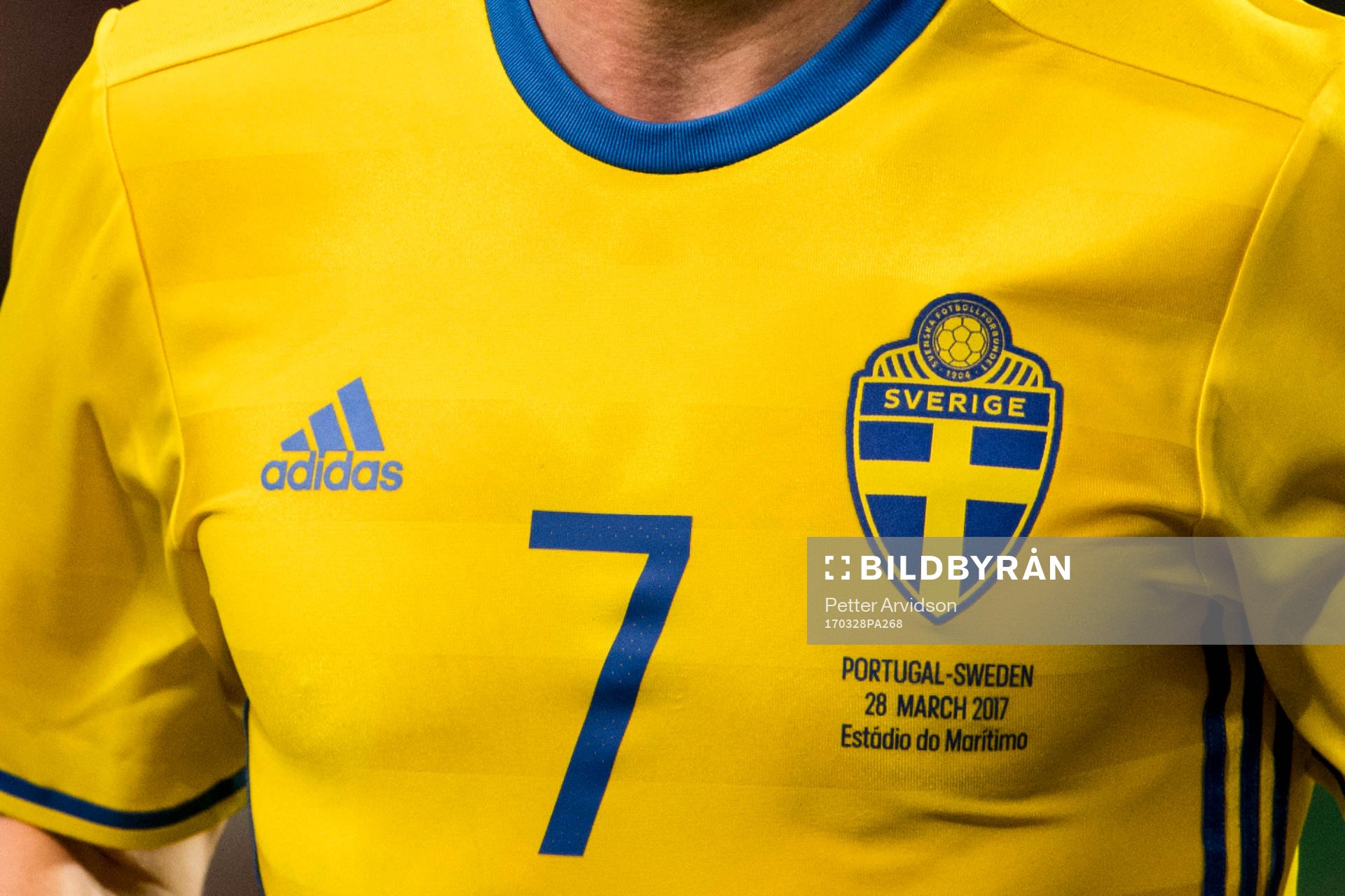 Detaljbild på Sveriges nya emblem på tröjan