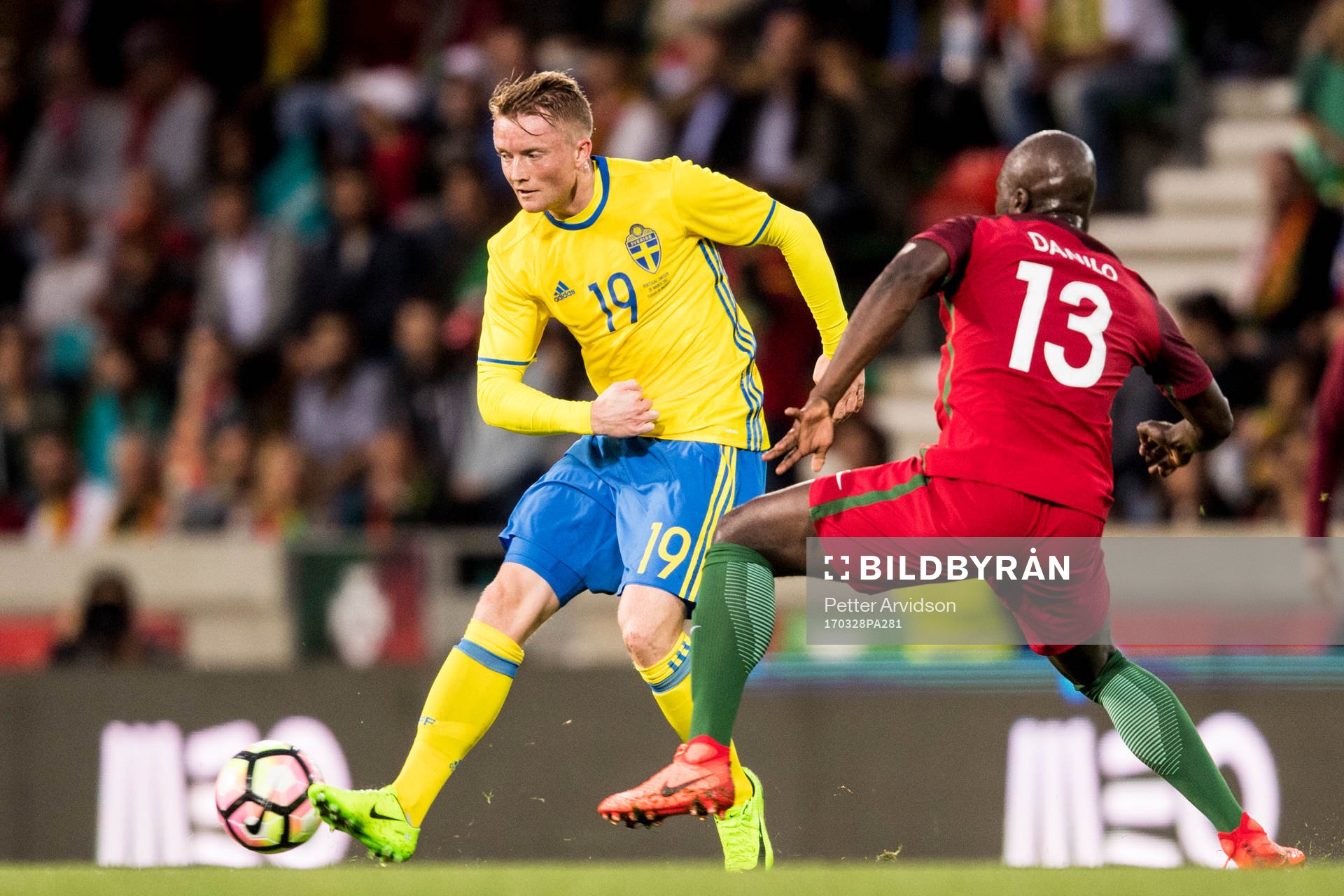 Sveriges Sam Larsson och Portugals Danilo Pereira