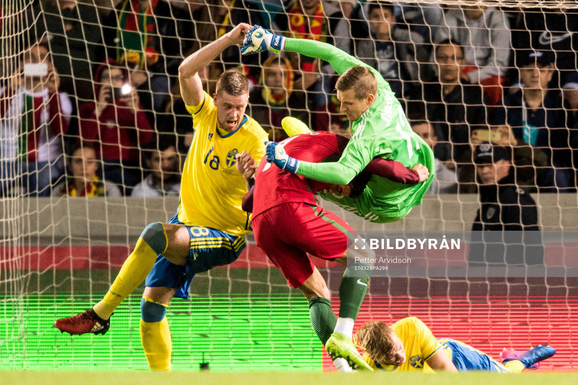 Portugals Cristiano Ronaldo krockar med Sveriges Pontus