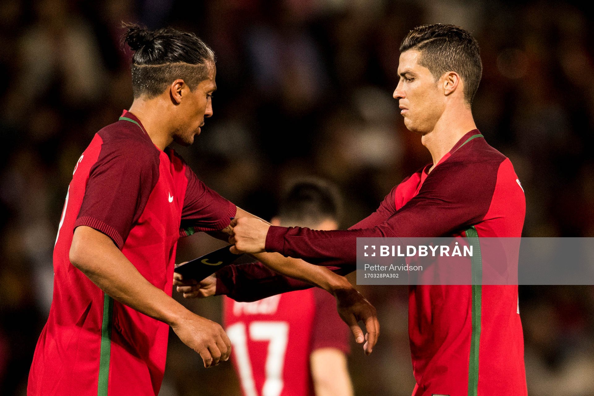 Portugals Cristiano Ronaldo sätter på kaptensbindeln på