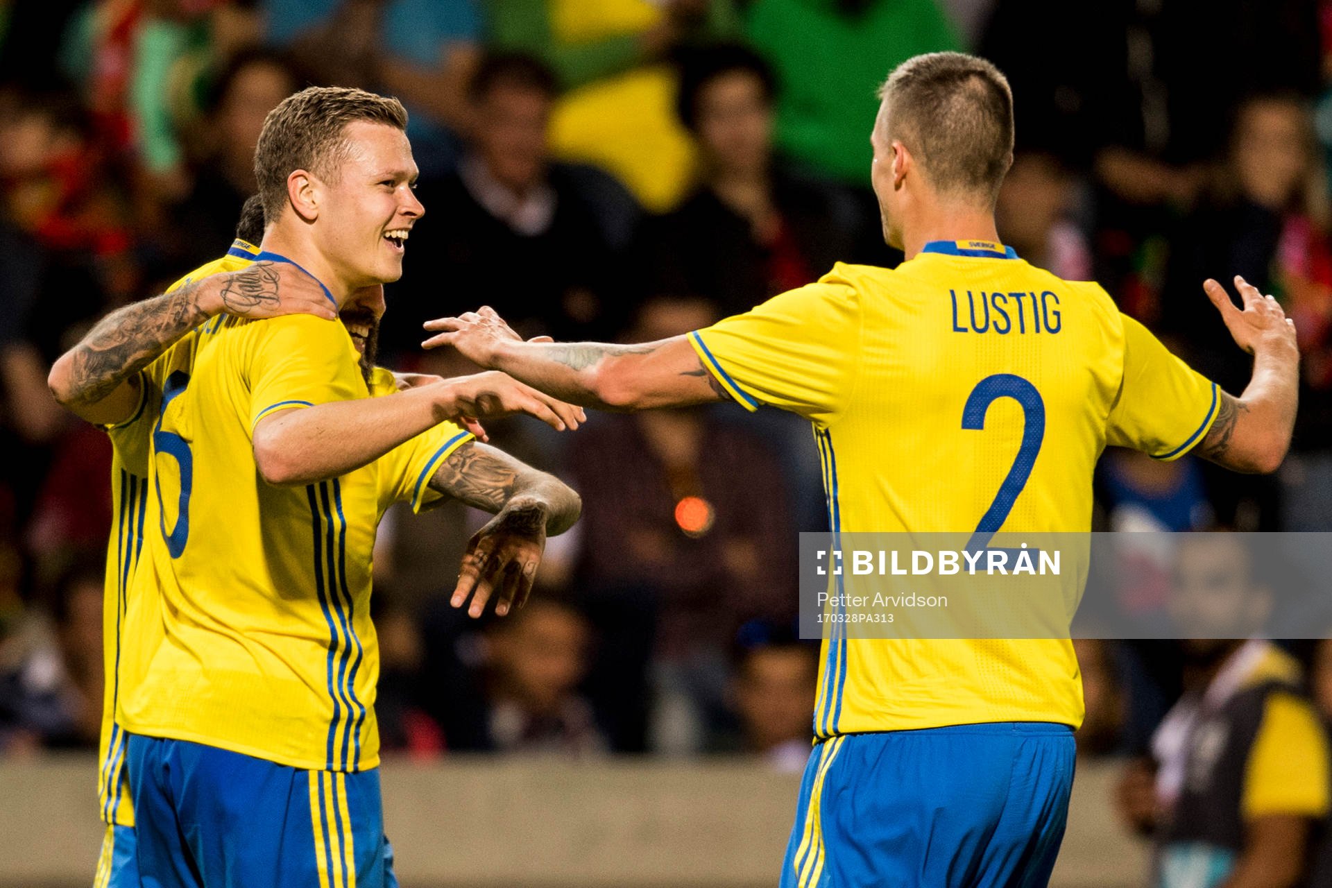 Sveriges Viktor Claesson jublar med Mikael Lustig