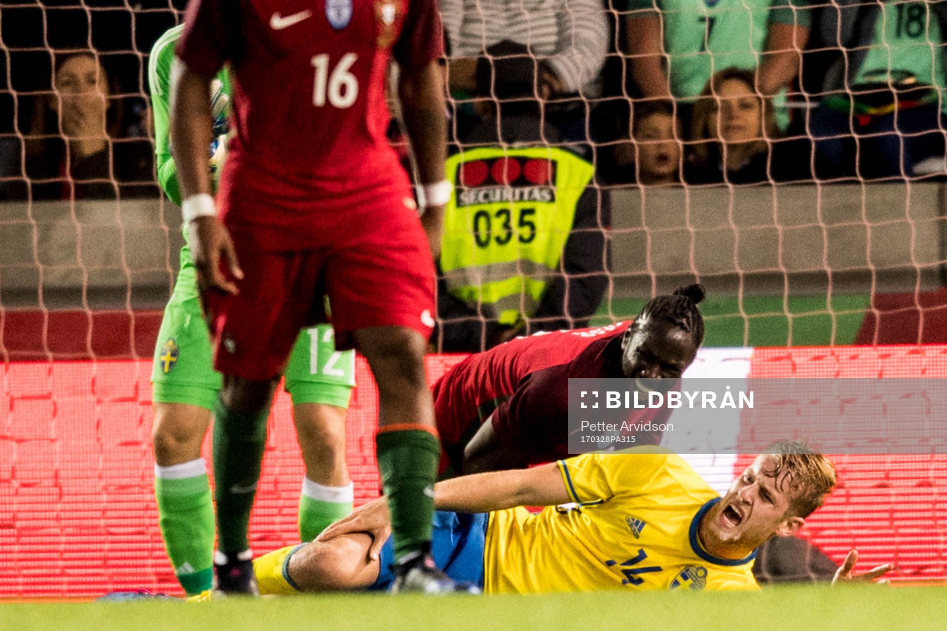 Sveriges Filip Helander har ont i knäet