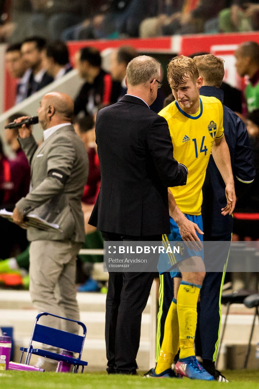 Sveriges Filip Helander pekar på sitt knä och pratar med
