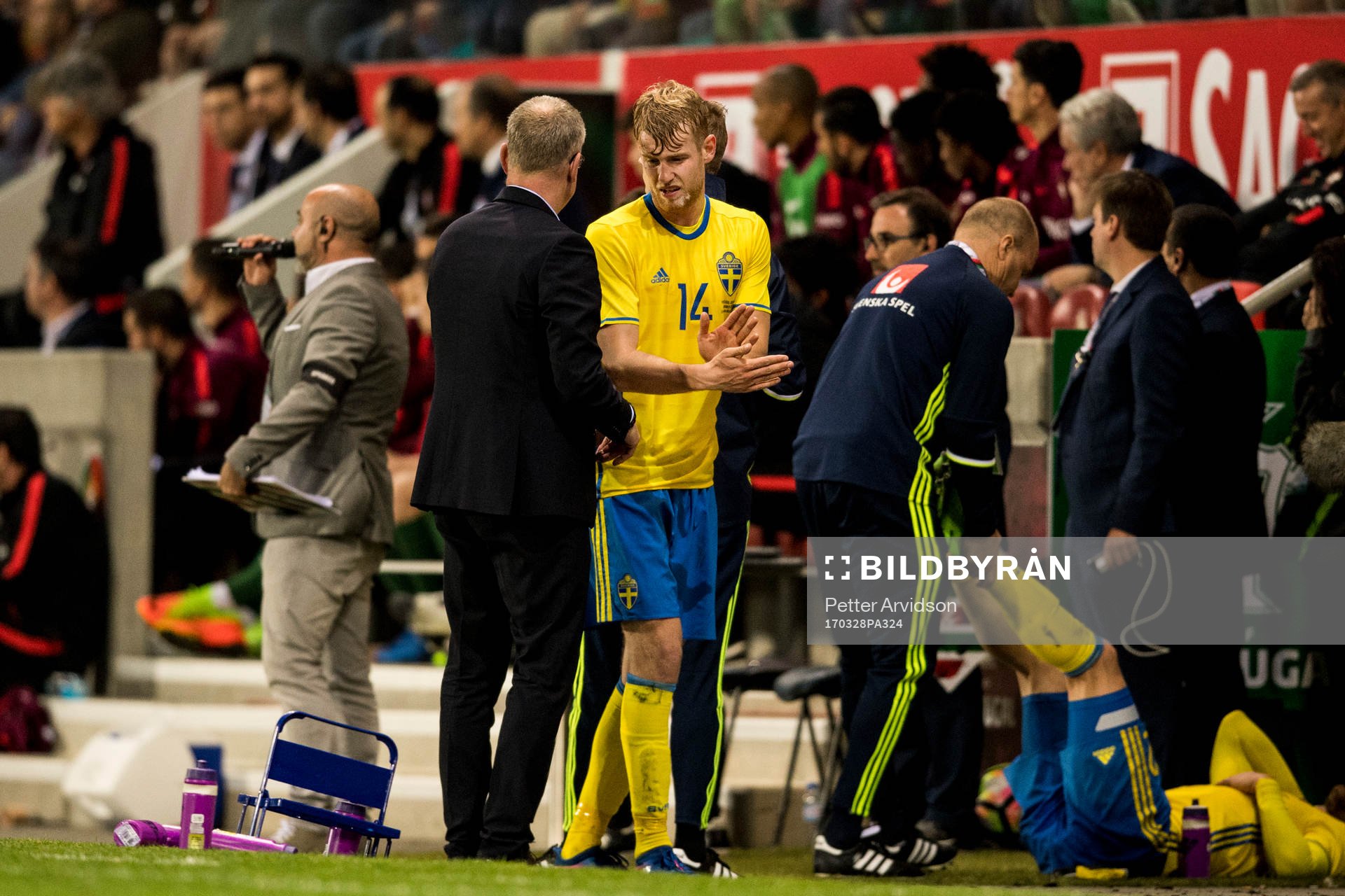 Sveriges Filip Helander pratar med Sveriges förbundskapten