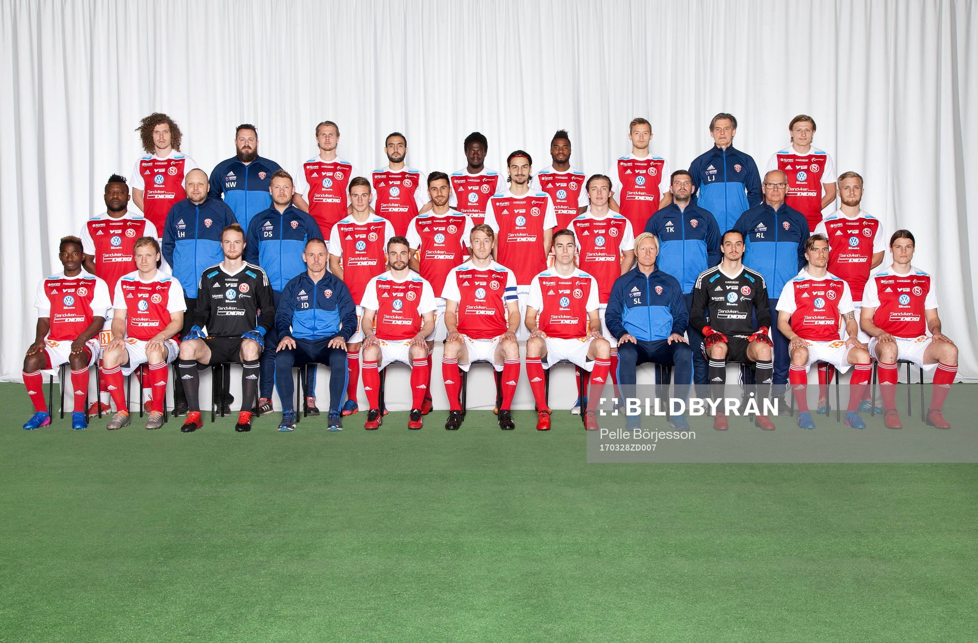 Sandviken poserar för en lagbild den 28 mars 2017 i Sandviken. Bakre ledet fr. v. Marcus Söderlund, fys tränare Niklas Wallgren, Viktor Nordin, Omar Guidji, Mohamed Kamara, John Junior Igbarumah, Christoffer Aspgren, målvaktstränare Leif Jonsson, Rasmus Eriksson. Mittenledet fr. v. Sunday Sylvester Bale, massör Pär Thures, assisterande tränare David Svanberg, Felix Bindelöv, Aram Abed, Haris Sijaric, Gustav Thörn, materialansvarig Tomas Karlsson, materialare Rolf Lingvall, Marcus Hägg. Sittande fr. v. York Rafael, Jonathan Hellström, Tobias Wennergrund, assisterande tränare Jens Dahlqvist, Hjalmar Öhagen, Olof Mård, Emil Molin, tränare Stefan Lundin, Kalle Jansson, Jimmy Hansson, Filip Norell.