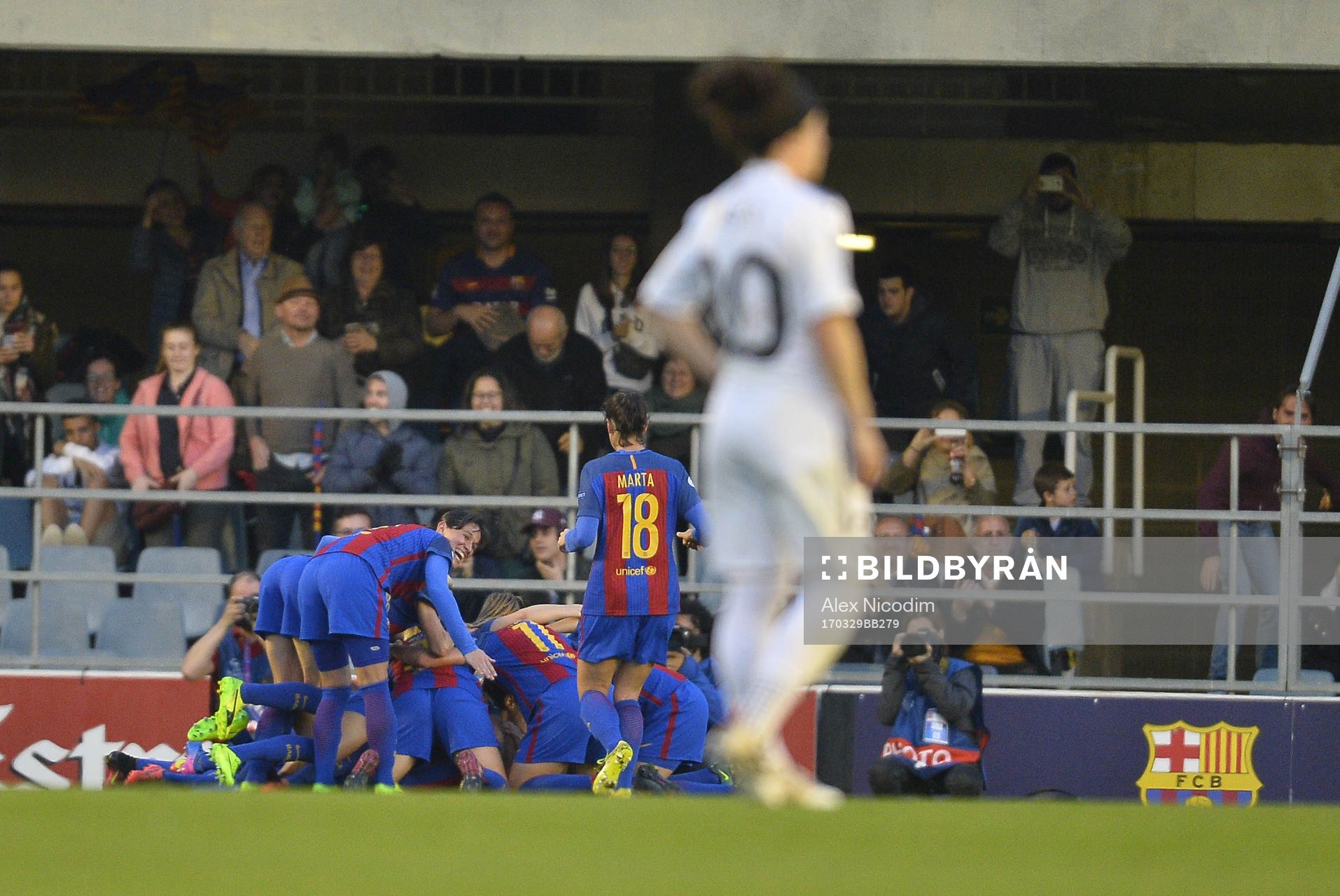 Barcelonas Jennifer Hermoso jublar med lagkamrater efter 1-0 under en fotbollsmatch i Champions League mellan Barcelona och Rosengård den 29 mars 2017 i Barcelona.