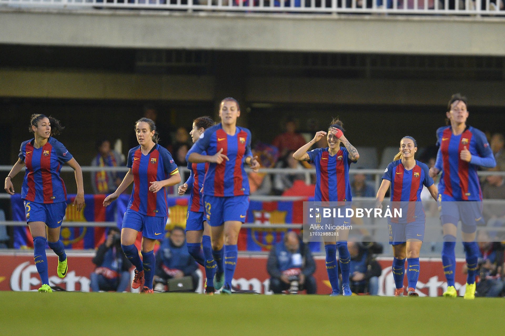 Barcelonas Jennifer Hermoso jublar med lagkamrater efter 1-0 under en fotbollsmatch i Champions League mellan Barcelona och Rosengård den 29 mars 2017 i Barcelona.