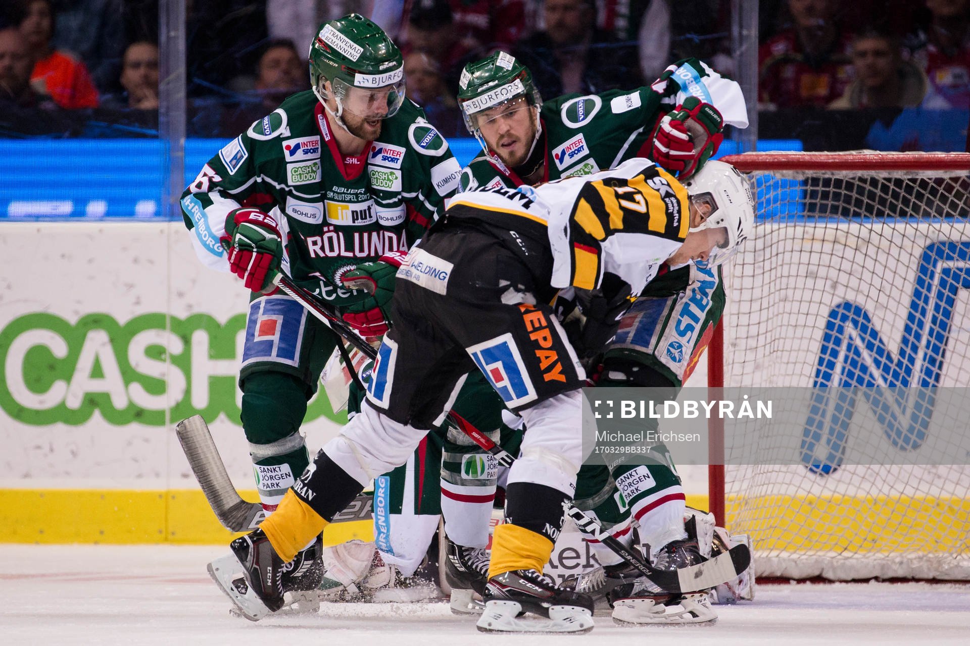 Frölundas Jonathan Sigalet och Sebastian Stålberg håller
