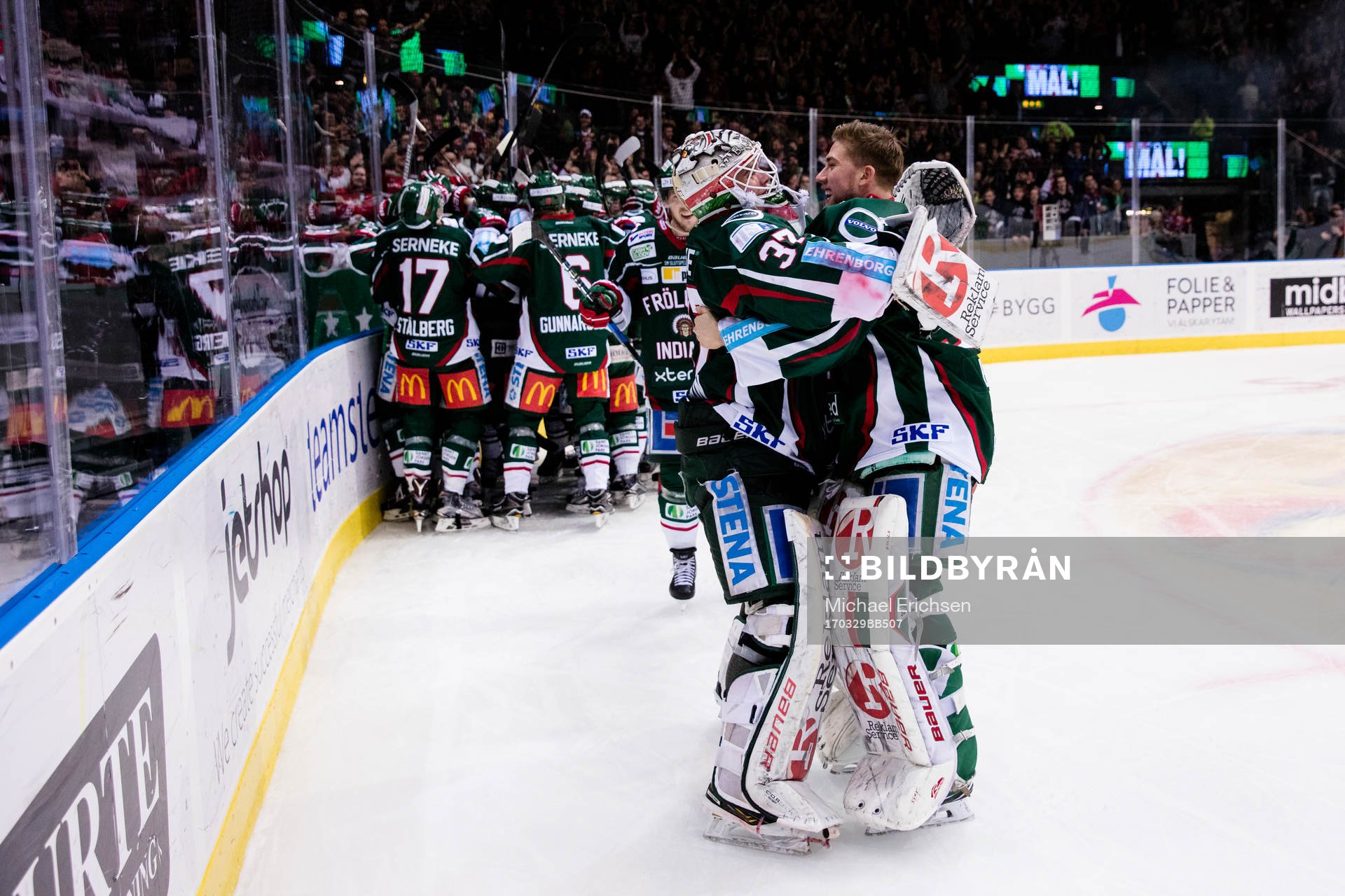 Frölundas målvakt Johan Gustafsson och målvakt Dan