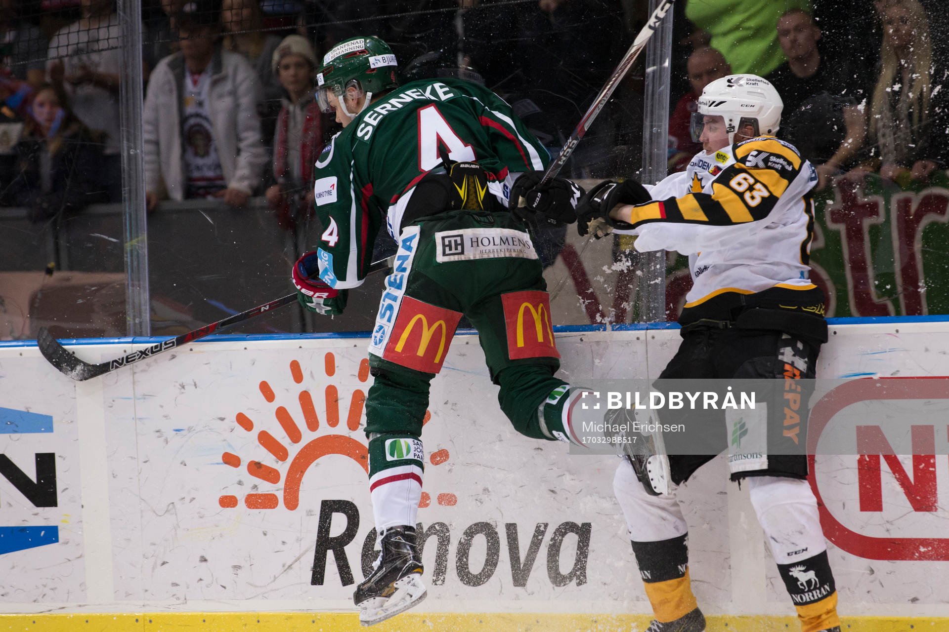 Frölundas Jacob Larsson tacklar Skellefteås Sebastian Aho