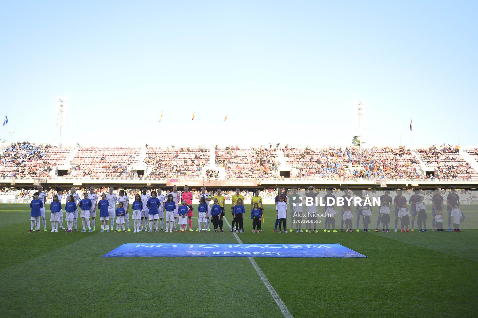 Lagen står uppställda vid lineup inför en fotbollsmatch i Champions League mellan FC Barcelona och FC Rosengård den 29 mars 2017 i Barcelona.