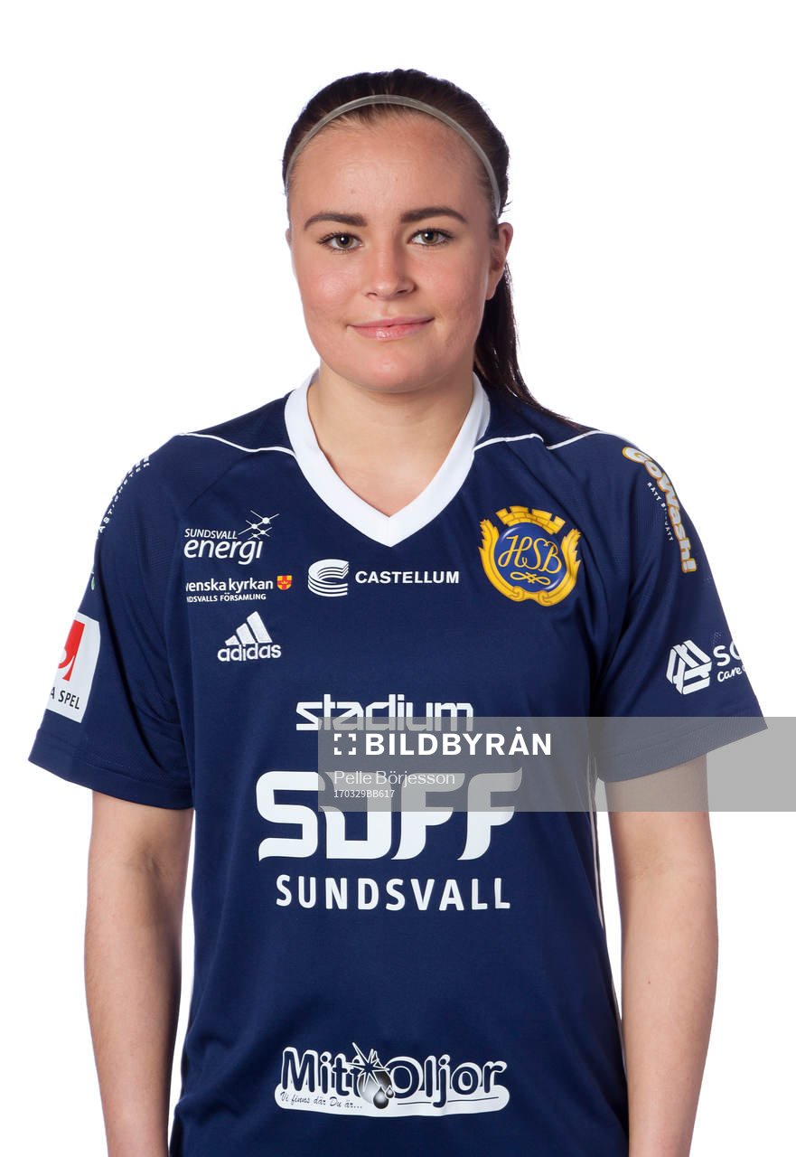 Sundsvalls Maxine Björkholm poserar för ett porträtt den 29 mars 2017 i Sundsvall.