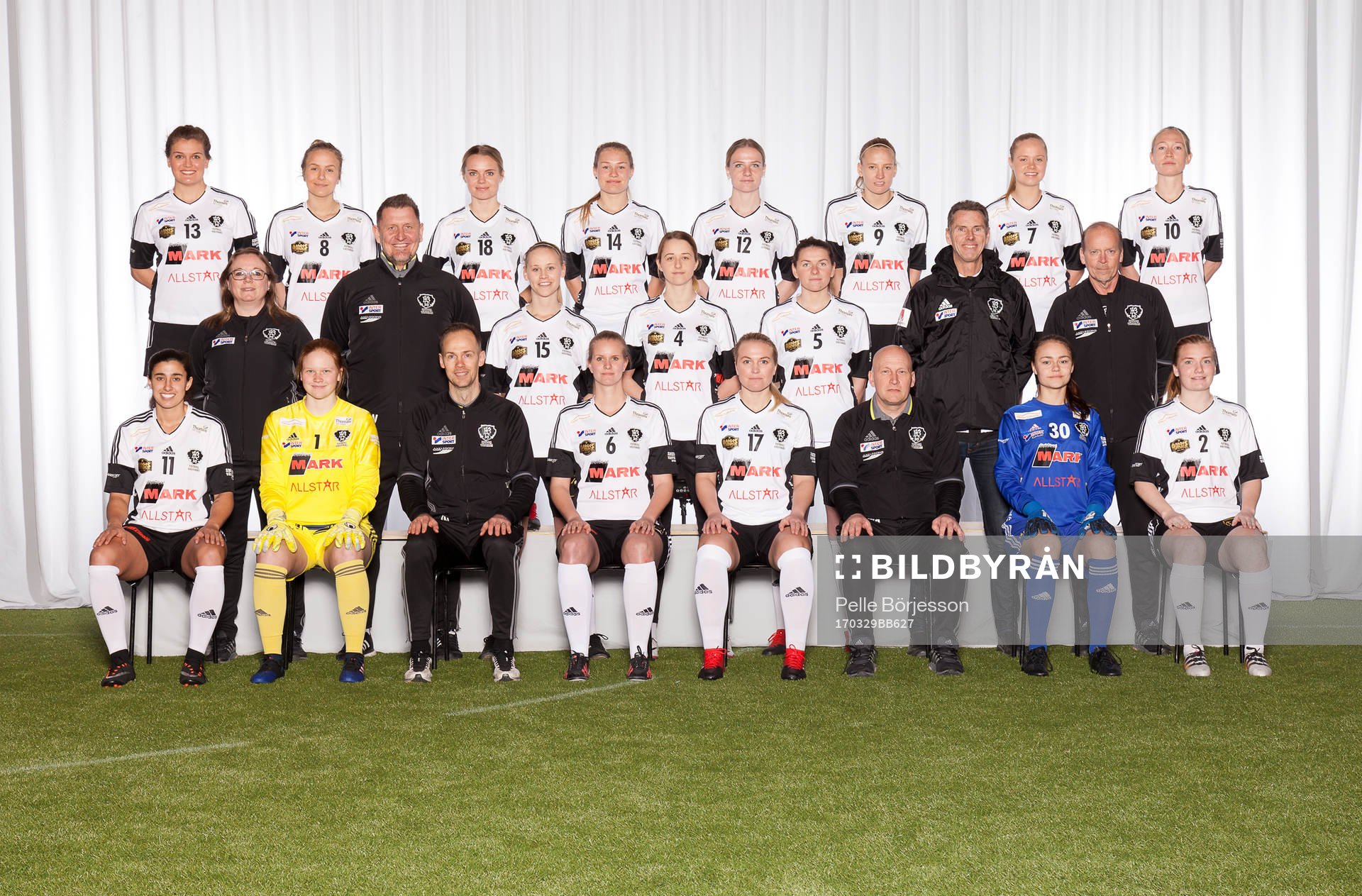 Västerås poserar för en lagbild den 29 mars 2017 i Västerås. Bakre ledet fr. v. Christa Neary, Rebecca Rulander, Elin Hammar, Agnes Berglind, Jennifer Holmström, Cassandra Korhonen, Madeleine Ekstrand, Emma Salmi. Mittenledet fr. v. Material Carina Gustafsson, Fystränare Per Wikman, Ulrika Rejdemark, Malin Persson, Sofia Frohm, Målvaktstränare Göran Svensson, Sportchef Bengt Gustafsson. Sittande fr. v. Alana Smith, Jonna Böckert, Tränare Jörgen Nyberg, Amanda Wegerman, Stephanie Paramio, Assisterande Tränare Mika Korhonen, Ella Wilson, Hannah Claesson.