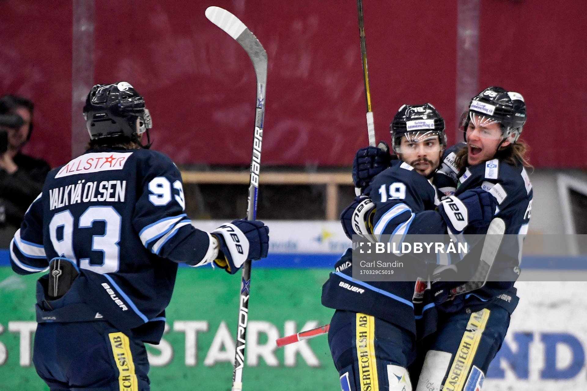 Karlskogas Alexandre Lavoie  och Carl Persson jublar