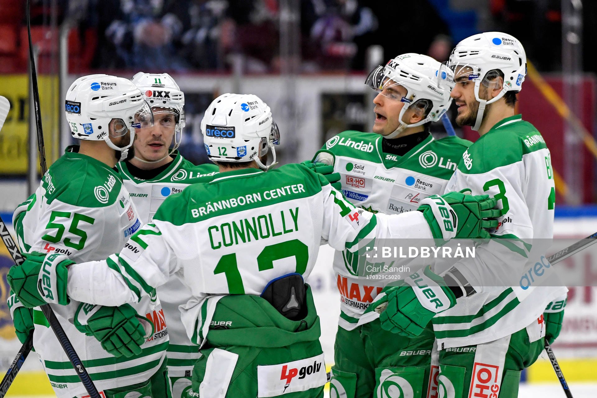 Rögles Dominik Granak jublar med lagkamrater