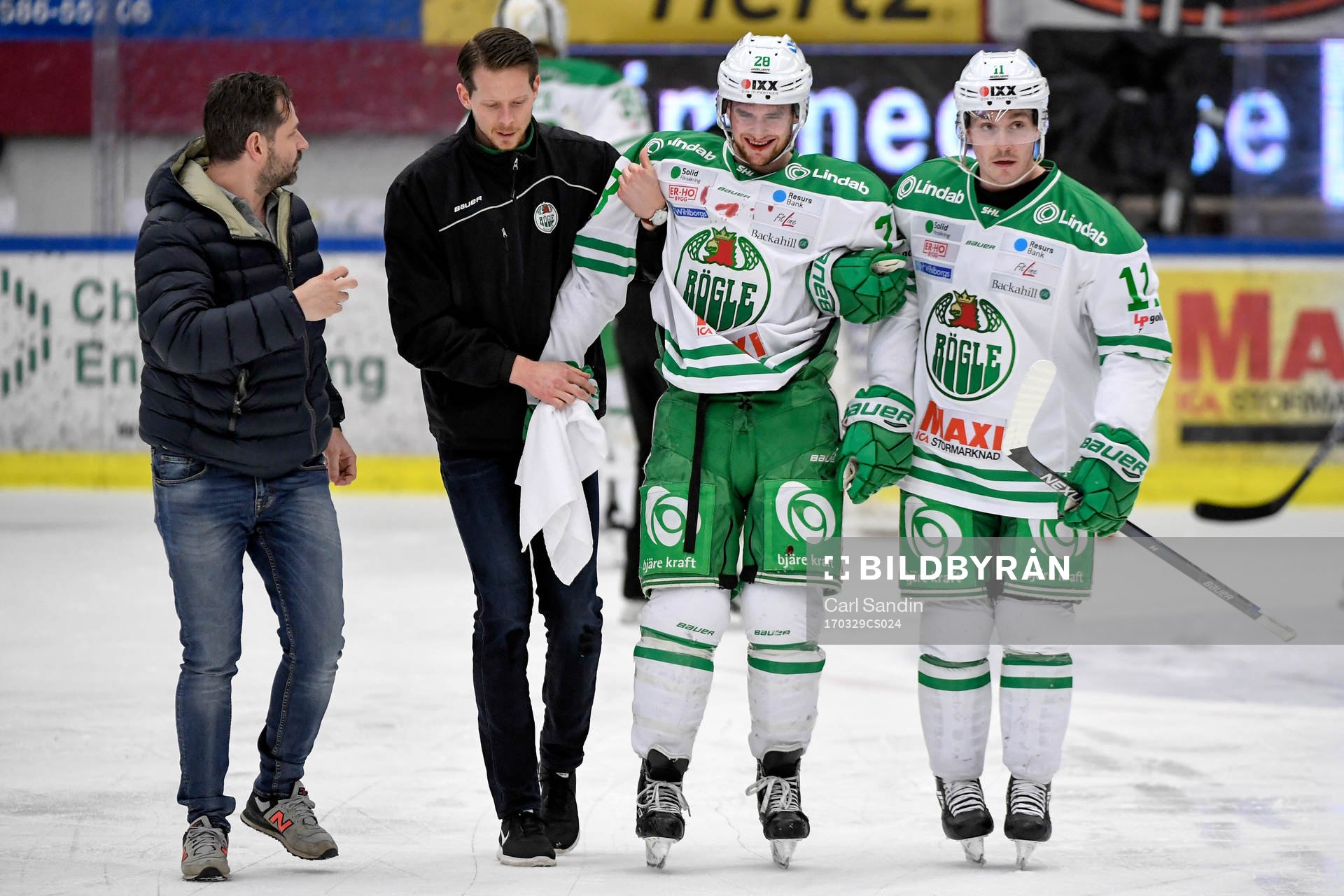 Rögles Cade Fairchild får hjälp av isen