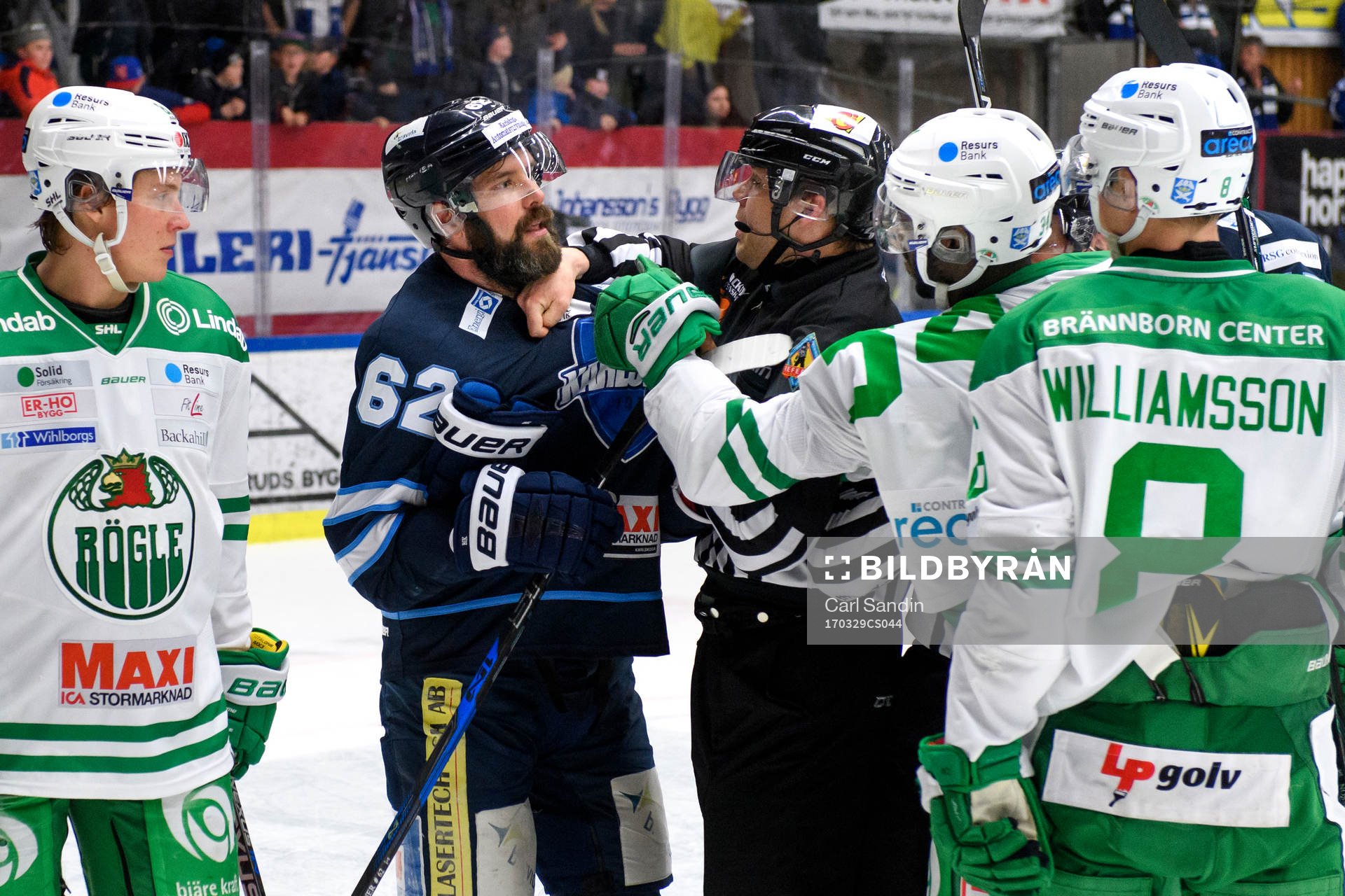 Karlskogas Daniel Wessner bråkar med Rögles Edwin Hedberg